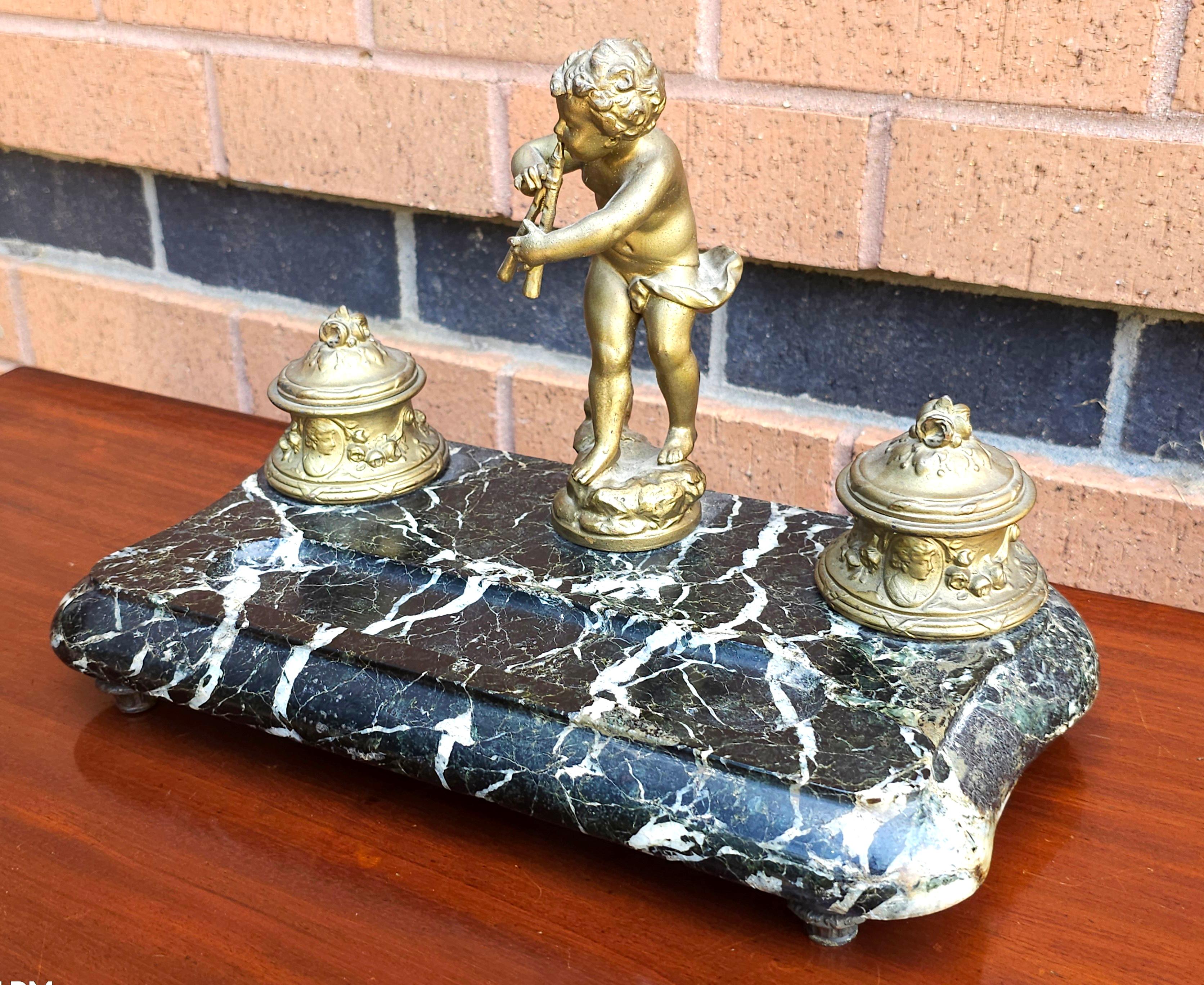 Calamaio doppio Standish in stile Luigi XV con montatura in bronzo dorato e marmo nero In condizioni buone in vendita a Germantown, MD