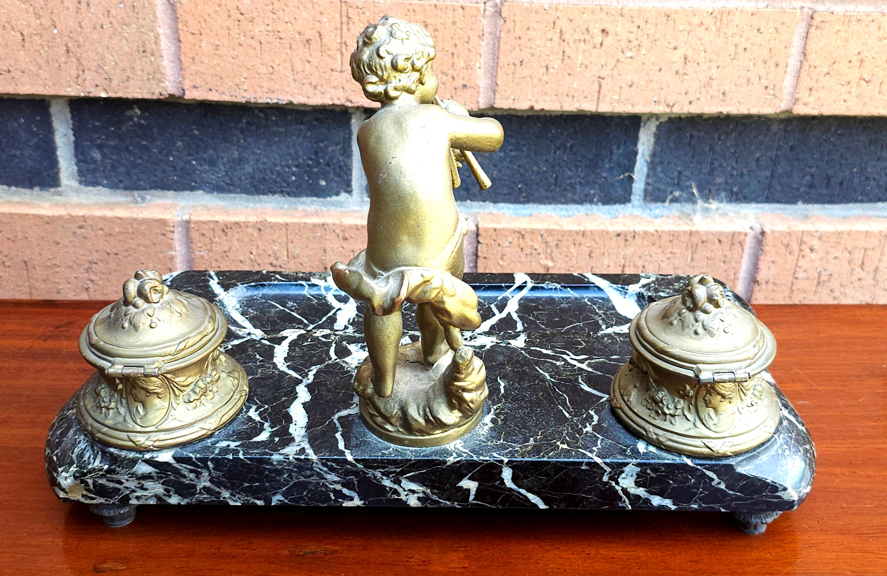 XIX secolo Calamaio doppio Standish in stile Luigi XV con montatura in bronzo dorato e marmo nero in vendita