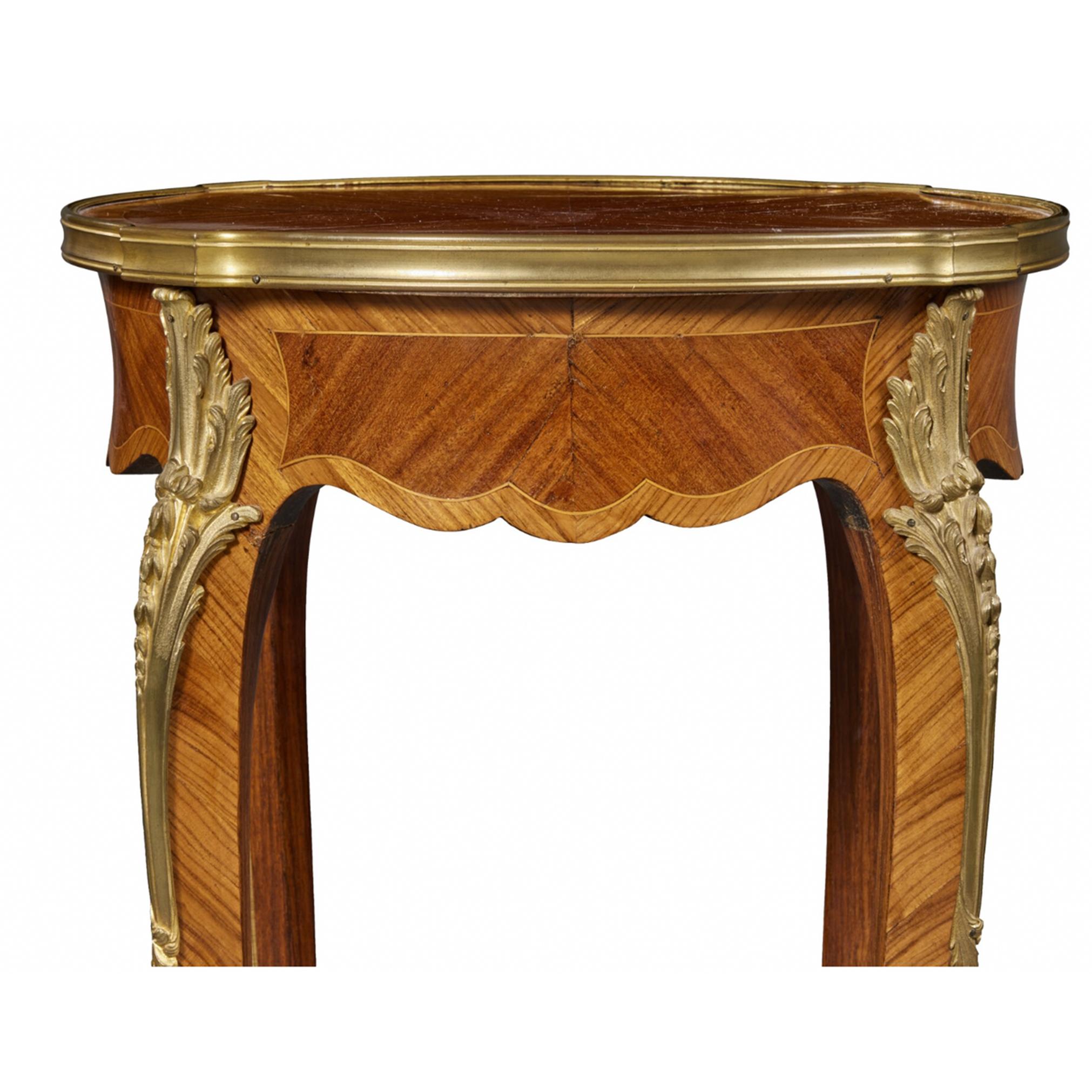 Français Table d'appoint en bois satiné et bois de rose de style Louis XV, montée sur doré-bronze en vente
