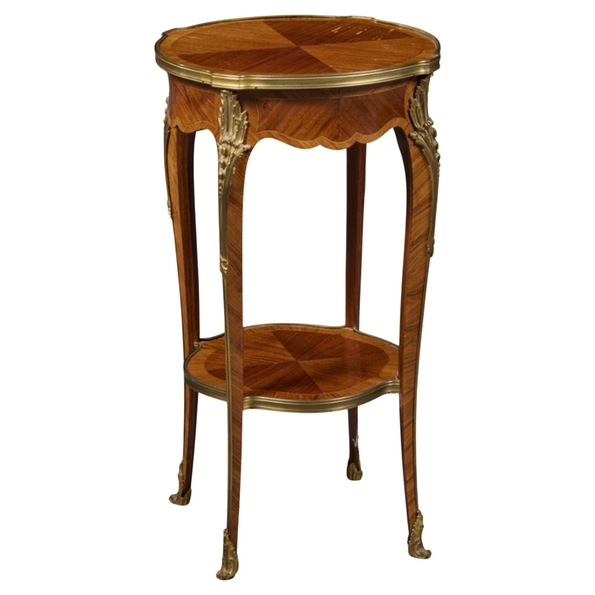 Table d'appoint en bois satiné et bois de rose de style Louis XV, montée sur doré-bronze