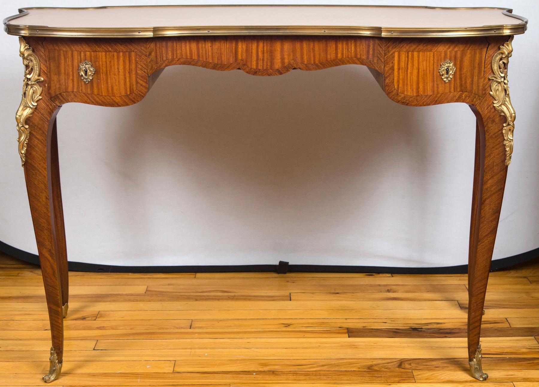 Ein feiner französischer nierenförmiger Schreibtisch mit einer eingesetzten beigen Lederplatte. Zwei seitliche Schubladen auf Cabriole-Beinen mit Ormolu-Beschlägen. 