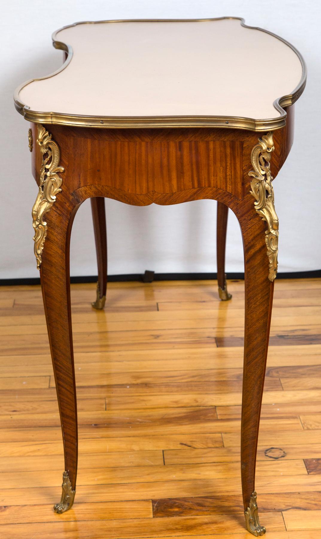 Louis XV-Stil vergoldete Bronze montiert Bois-Satiné-Schreibtisch (Louis XV.) im Angebot