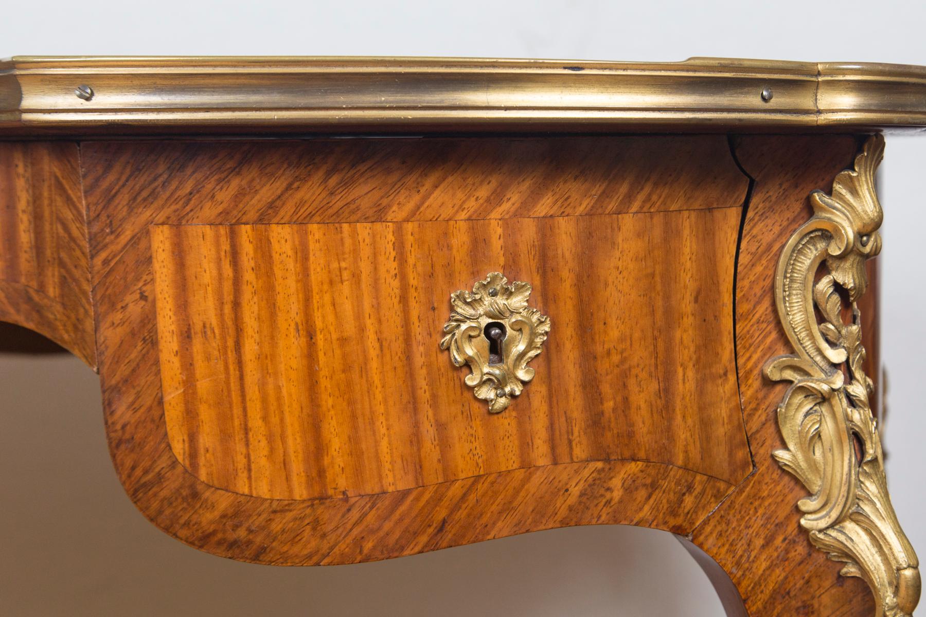Louis XV-Stil vergoldete Bronze montiert Bois-Satiné-Schreibtisch (Goldbronze) im Angebot