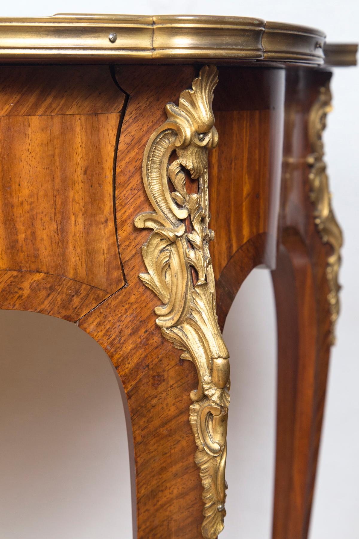 Louis XV-Stil vergoldete Bronze montiert Bois-Satiné-Schreibtisch im Angebot 2