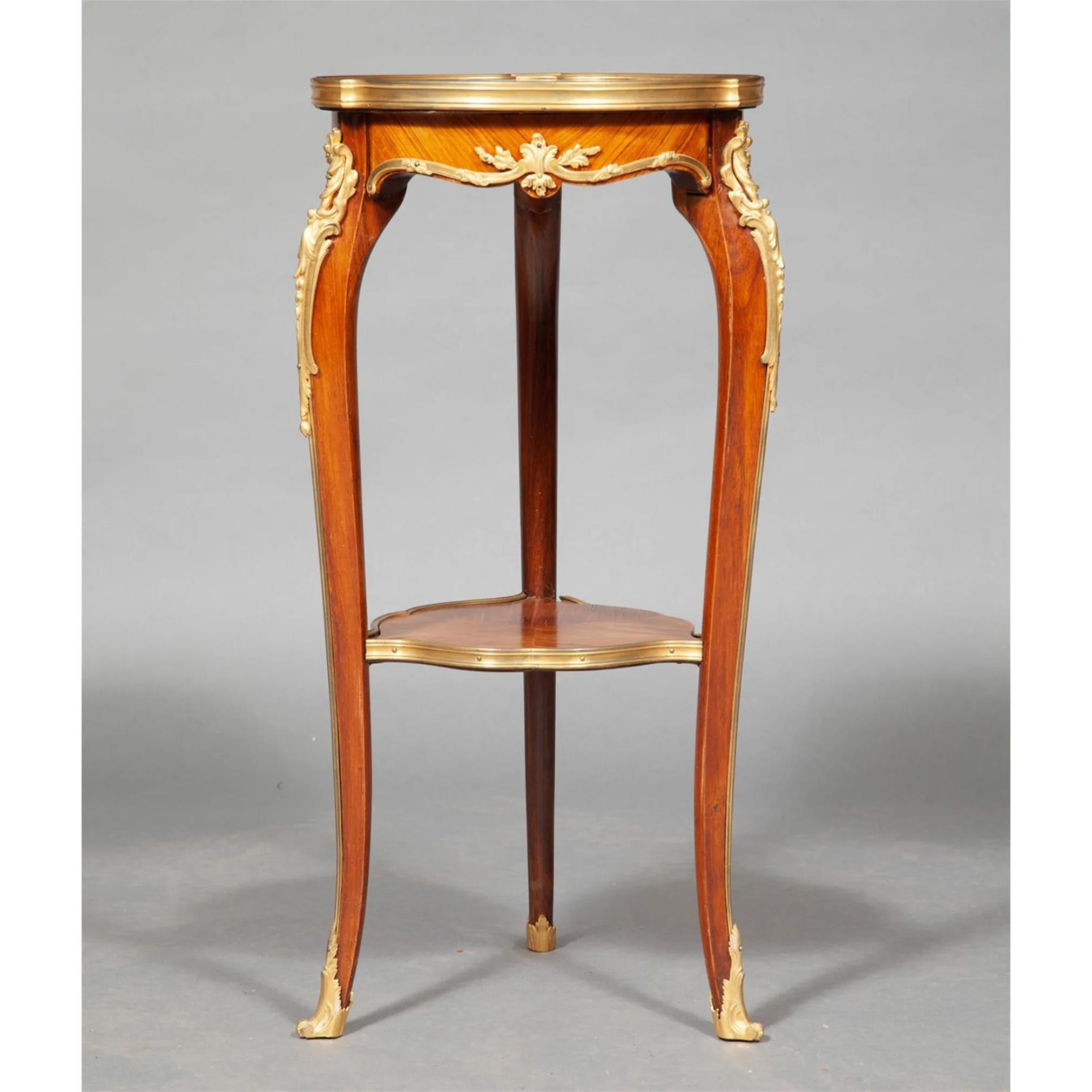 Français Table en bois de violette de style Louis XV montée sur bronze doré, attribuée à Zwinner en vente