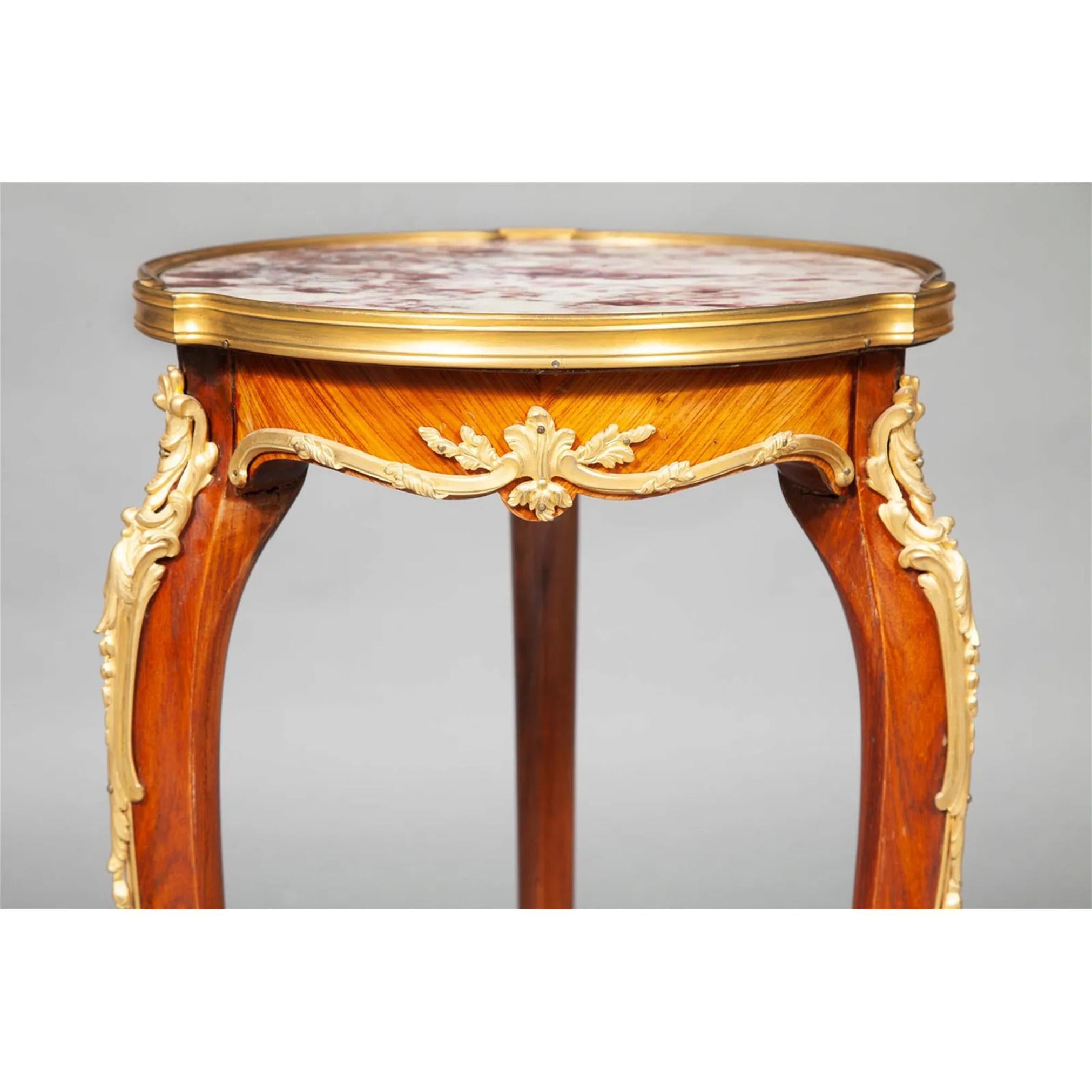 Bronze Table en bois de violette de style Louis XV montée sur bronze doré, attribuée à Zwinner en vente