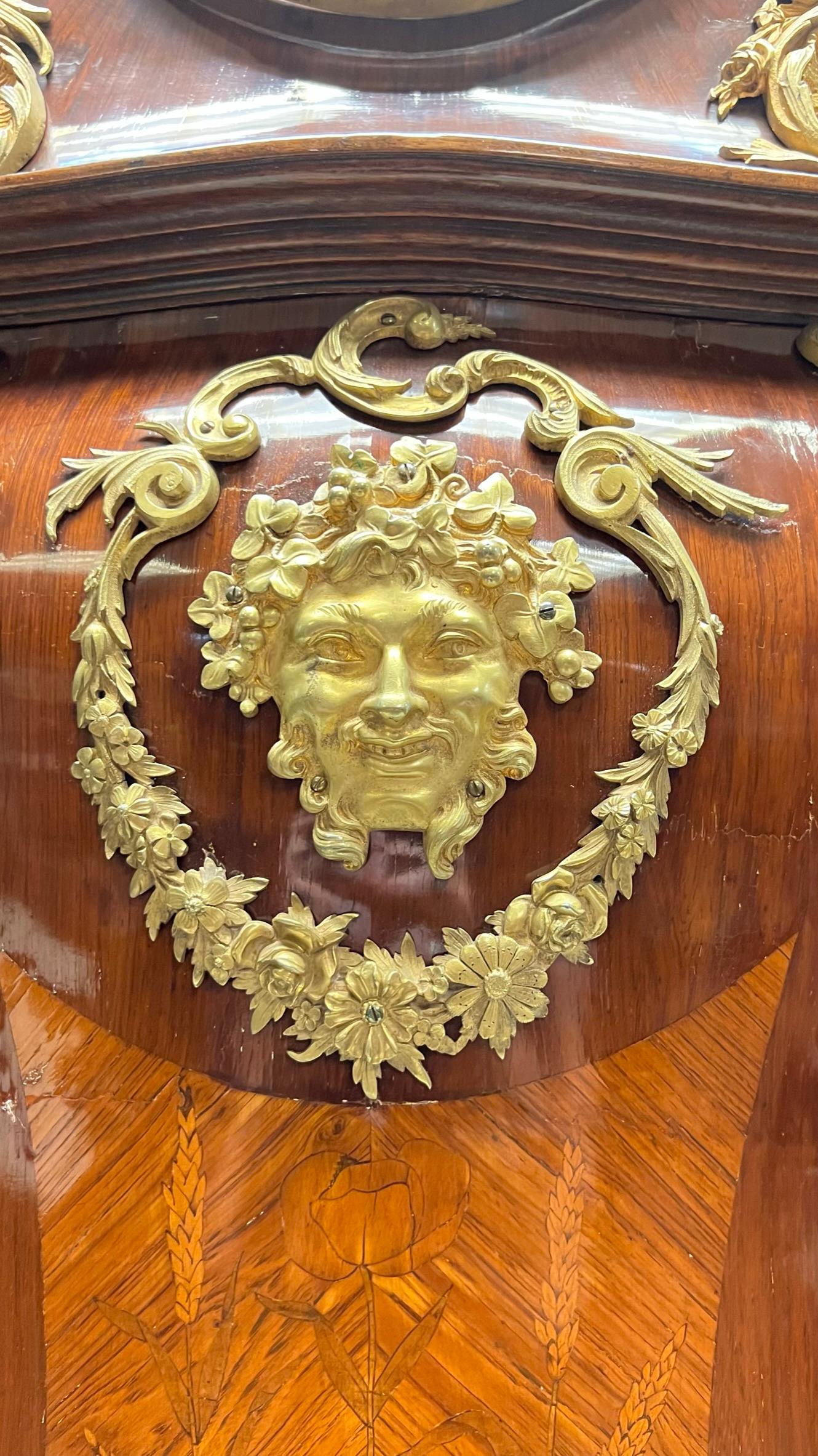 Louis XV-Stil vergoldete Bronze montiert Kingwood Tall-Gehäuse Uhr mit Intarsien Intarsien im Zustand „Gut“ im Angebot in New York, NY