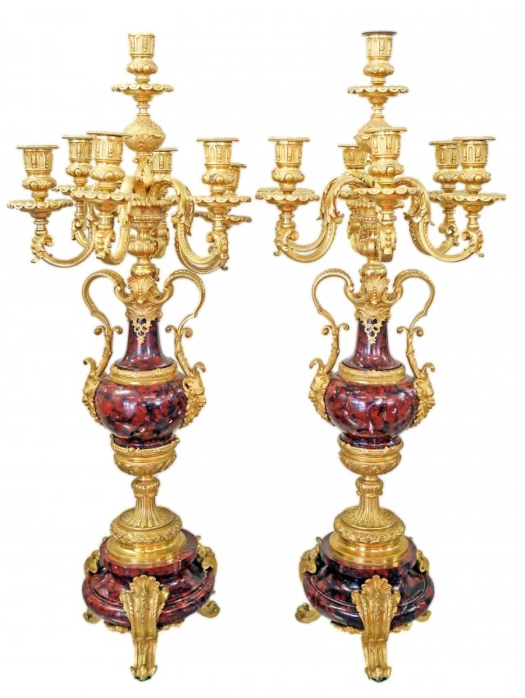Candelabro de siete luces de mármol montado en bronce dorado, estilo Luis XV
Cada estandarte clásico en forma de 