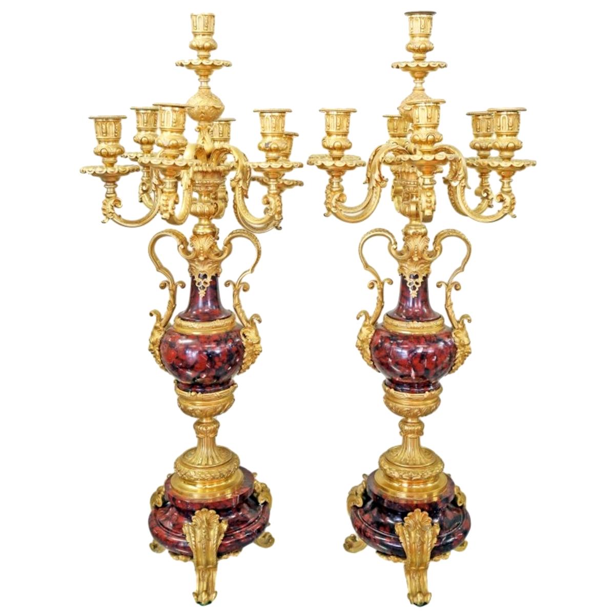 Siebenflammiger Kandelaber aus vergoldeter Bronze im Louis-XV-Stil aus Marmor im Angebot