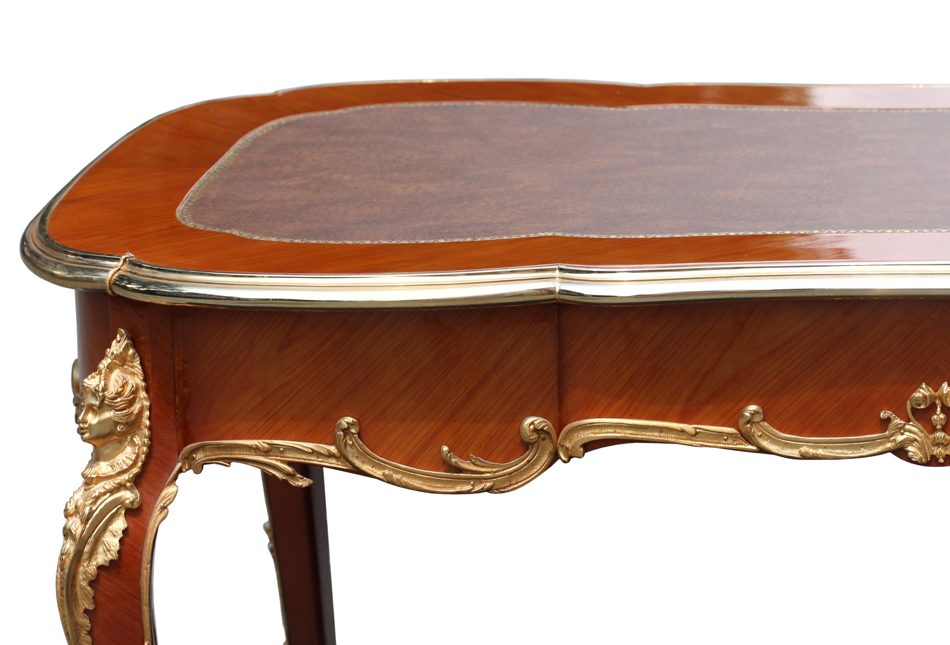 Louis XV Stil Vergoldete Bronze montiert Tulipwood Bureau Plat
Die geformte rechteckige Platte mit lederbezogener Schreibfläche, darüber ein Fries mit einer Schublade, die Cabriole-Beine mit bronzenen weiblichen Drehstangen, die Füße mit bronzenen
