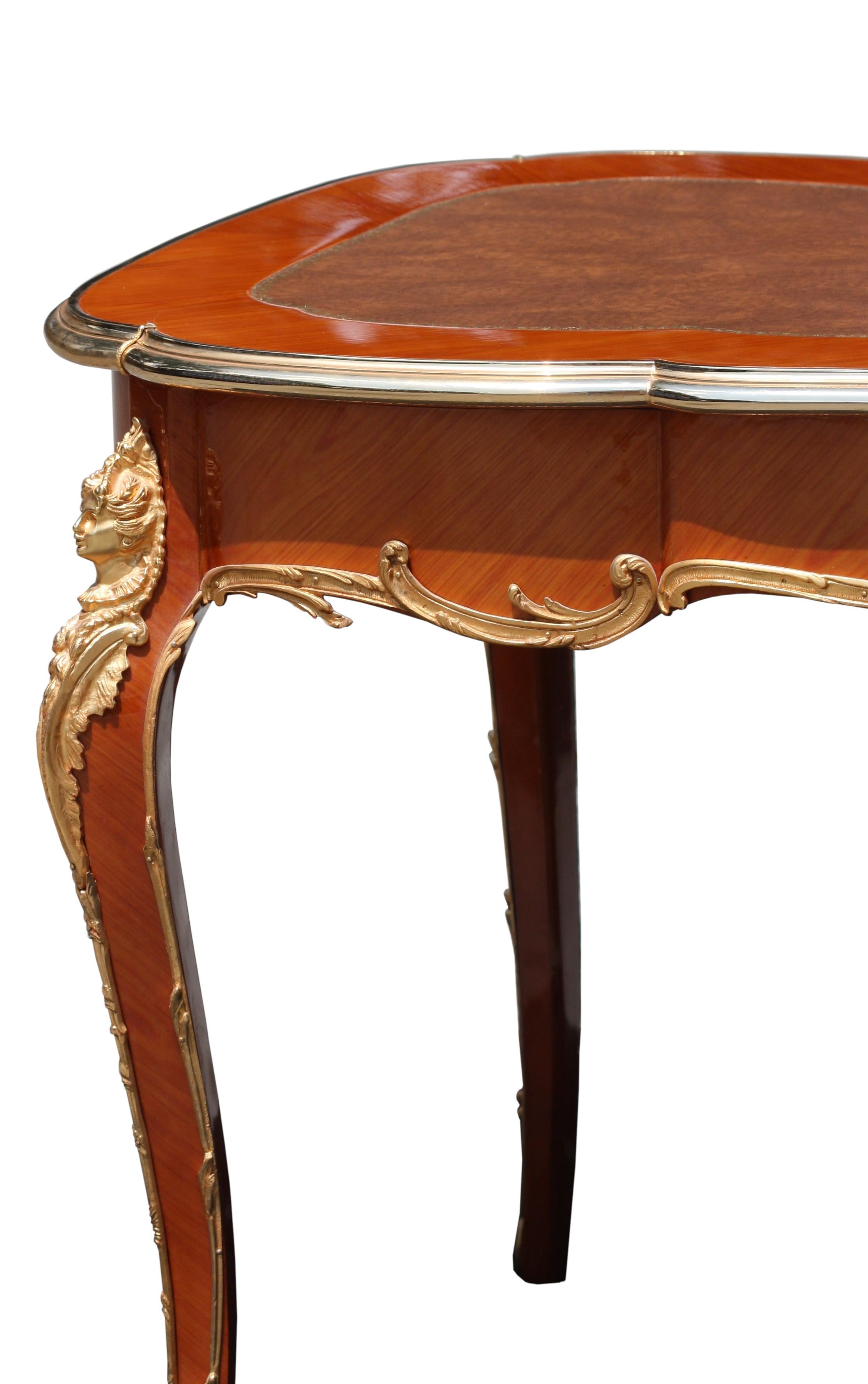Louis XV Stil Vergoldete Bronze montiert Tulipwood Bureau Plat (Holz) im Angebot