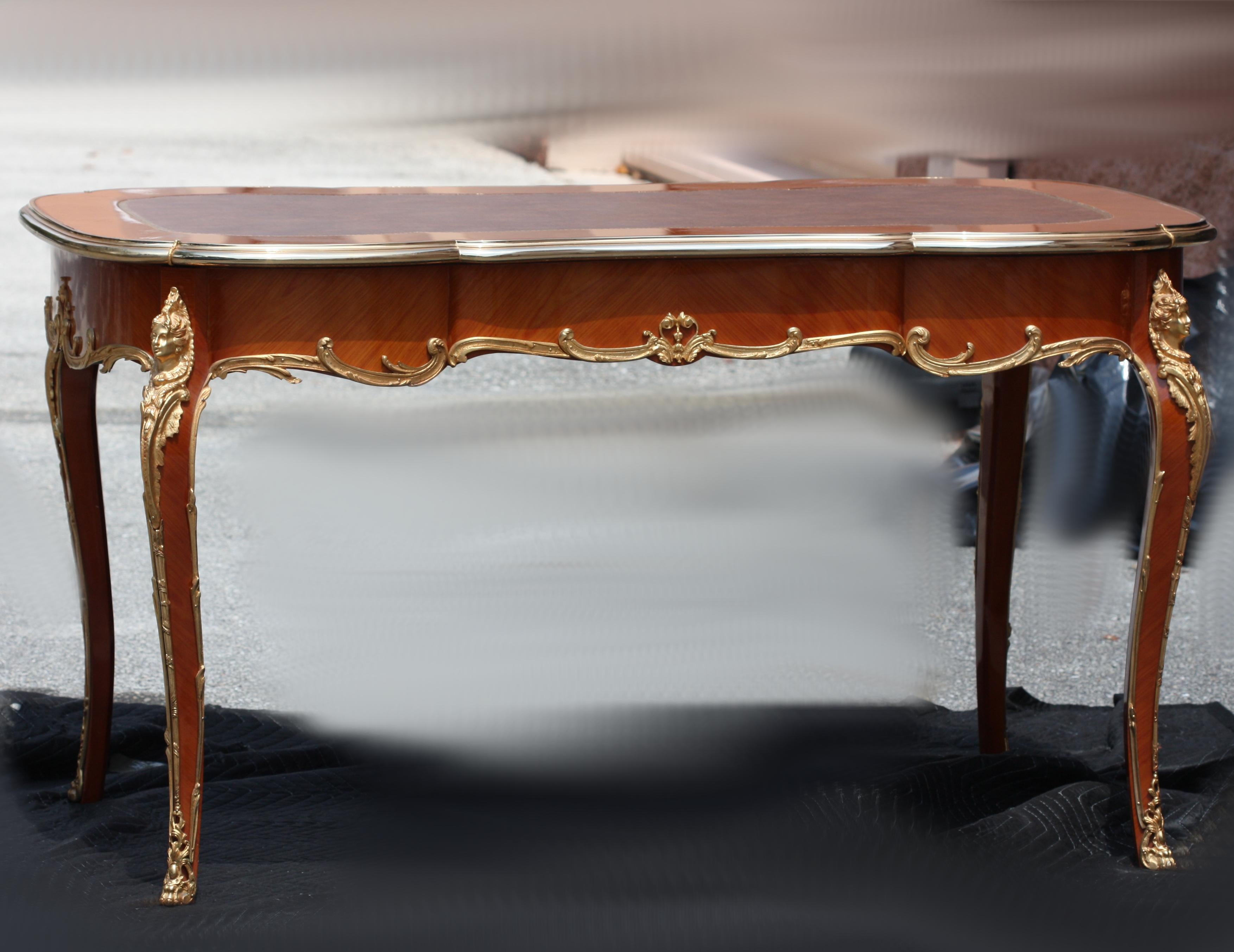 Louis XV Stil Vergoldete Bronze montiert Tulipwood Bureau Plat im Angebot 1