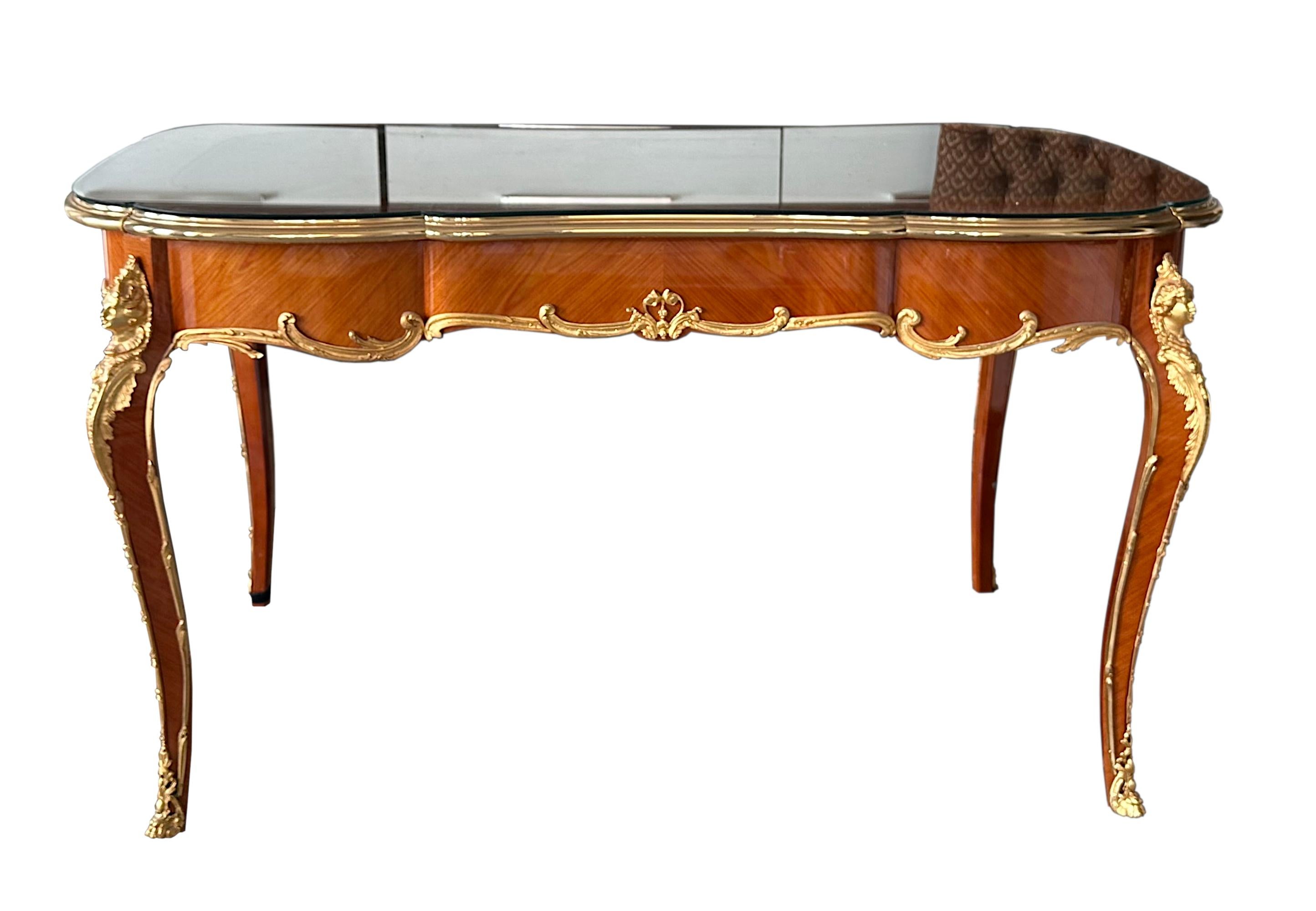 Louis XV Stil Vergoldete Bronze montiert Tulipwood Bureau Plat im Angebot 2