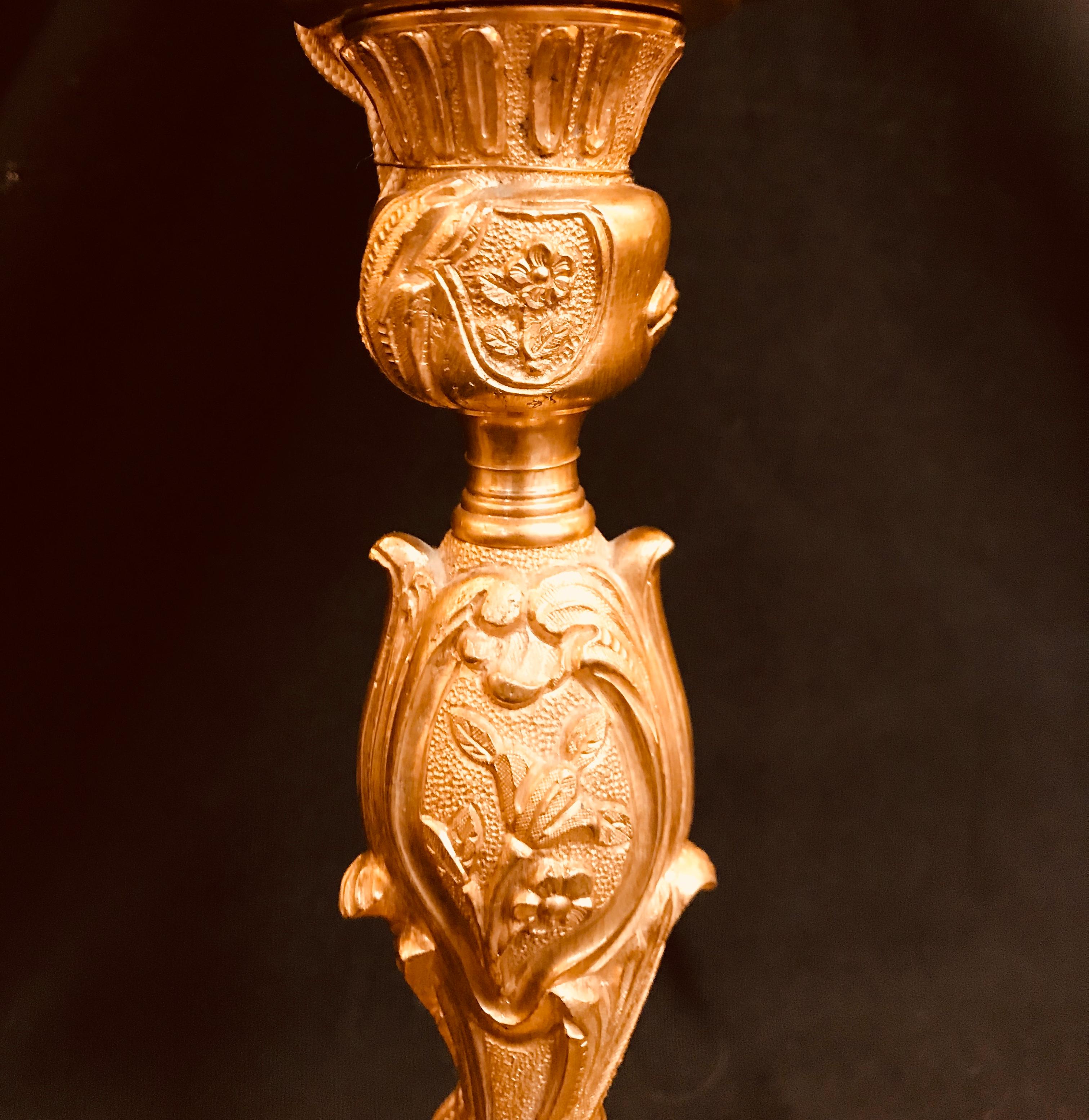 Ce petit candélabre de style Louis XV en bronze doré de Gherardo Degli Albizzi reprend le grand goût de la décoration de la période Rococò. Ainsi, les motifs végétaux sont omniprésents et les formes sont d'une grande élégance et opulence. La tige a