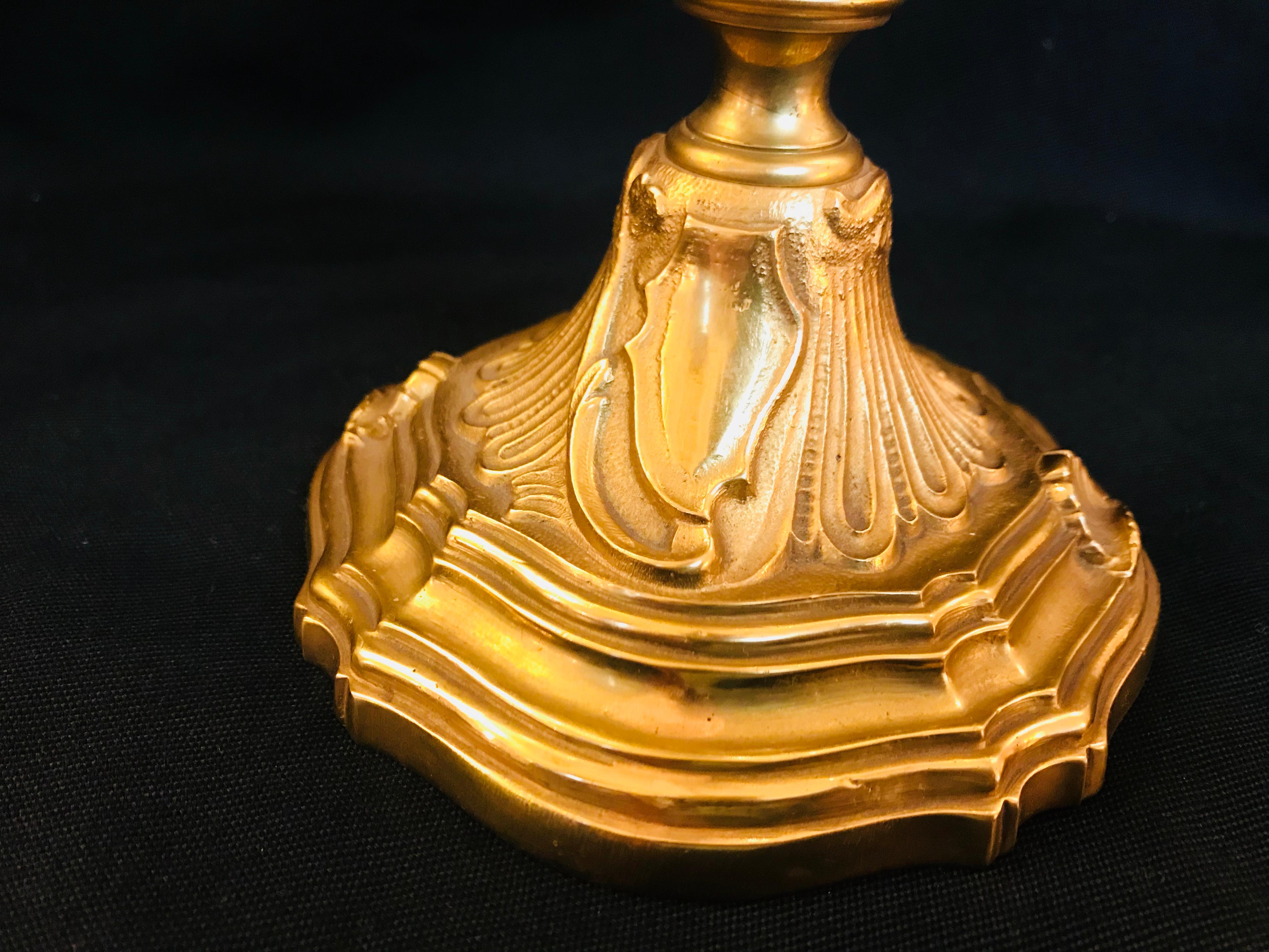 Sechs Leuchten-Kandelaber aus vergoldeter Bronze im Louis-XV-Stil von Gherardo Degli Albizzi (Louis XV.) im Angebot