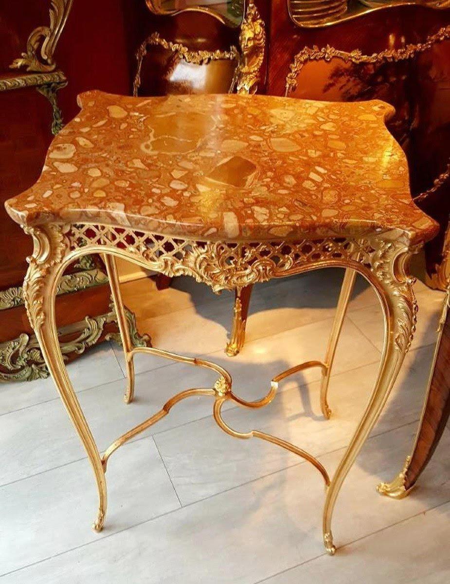 Doré Table en bronze doré de style Louis XV, plateau en marbre, 19e siècle. en vente