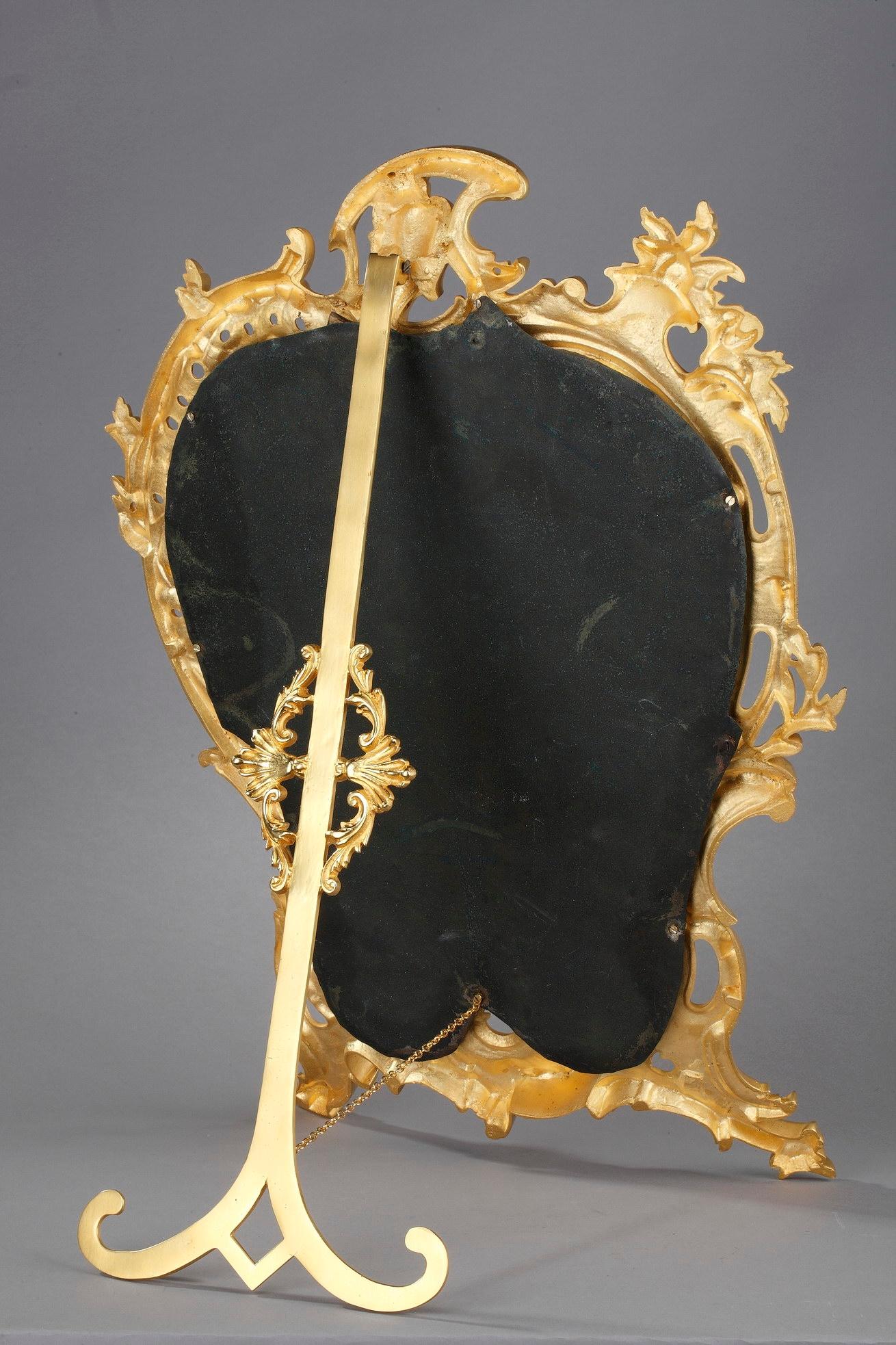 Vergoldeter Bronze-Tischspiegel im Stil Louis XV. im Zustand „Gut“ im Angebot in Paris, FR