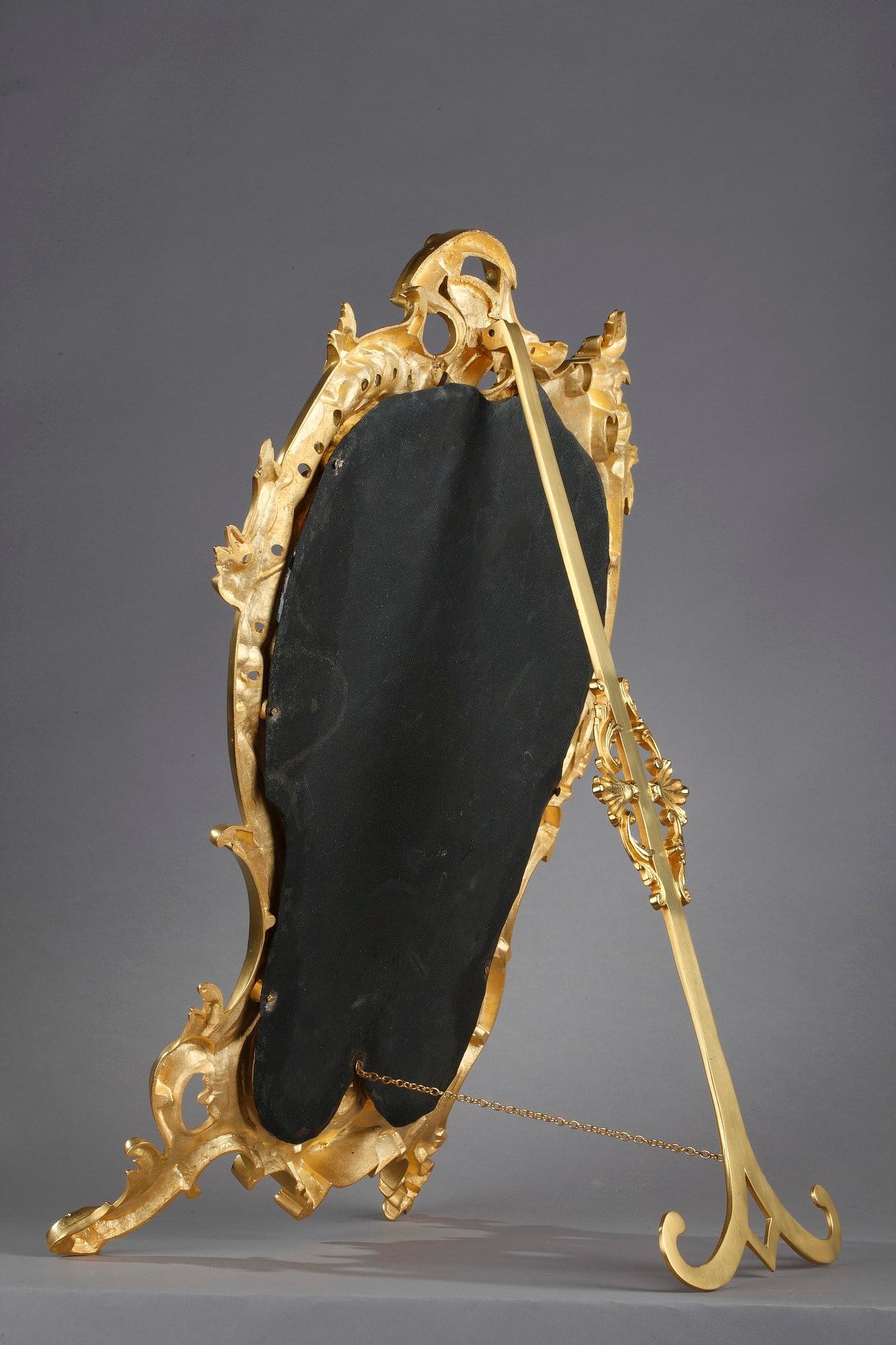 Vergoldeter Bronze-Tischspiegel im Stil Louis XV. (Goldbronze) im Angebot