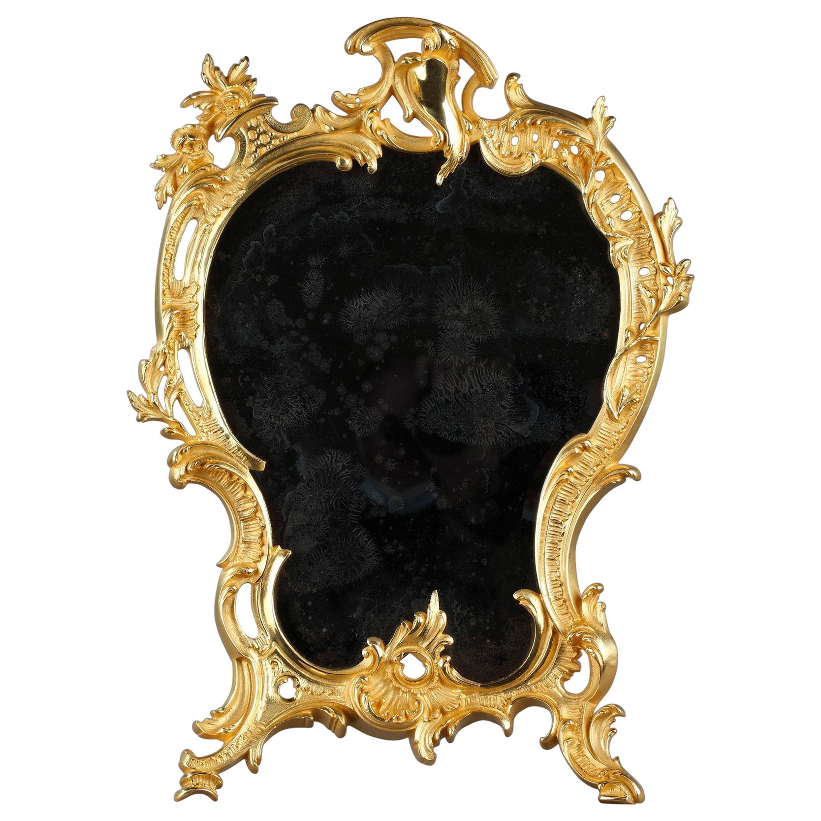 Vergoldeter Bronze-Tischspiegel im Stil Louis XV. im Angebot