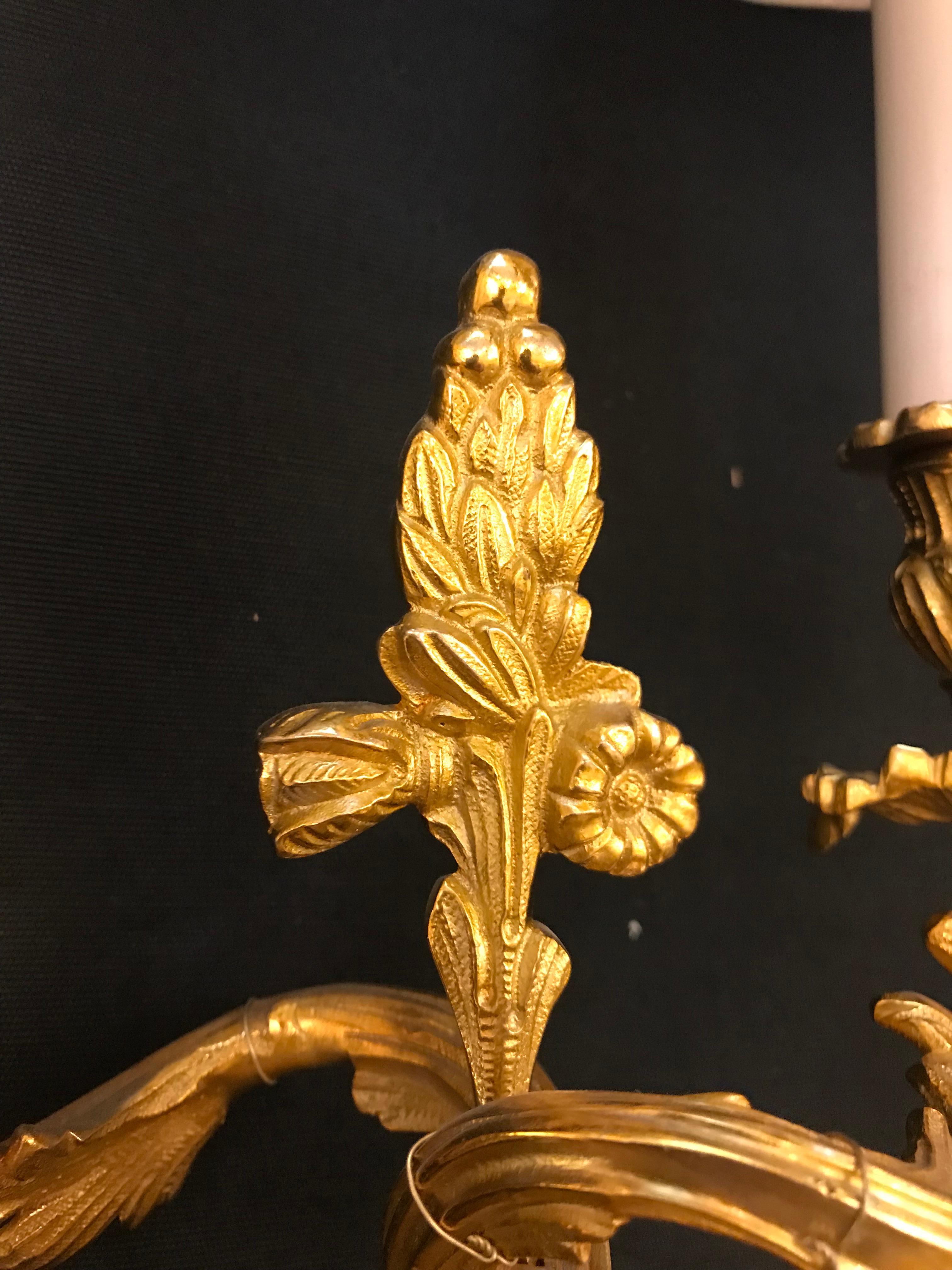 Néo-rococo Lampe à deux lumières en bronze doré de style Louis XV par Gherardo Degli Albizzi en vente