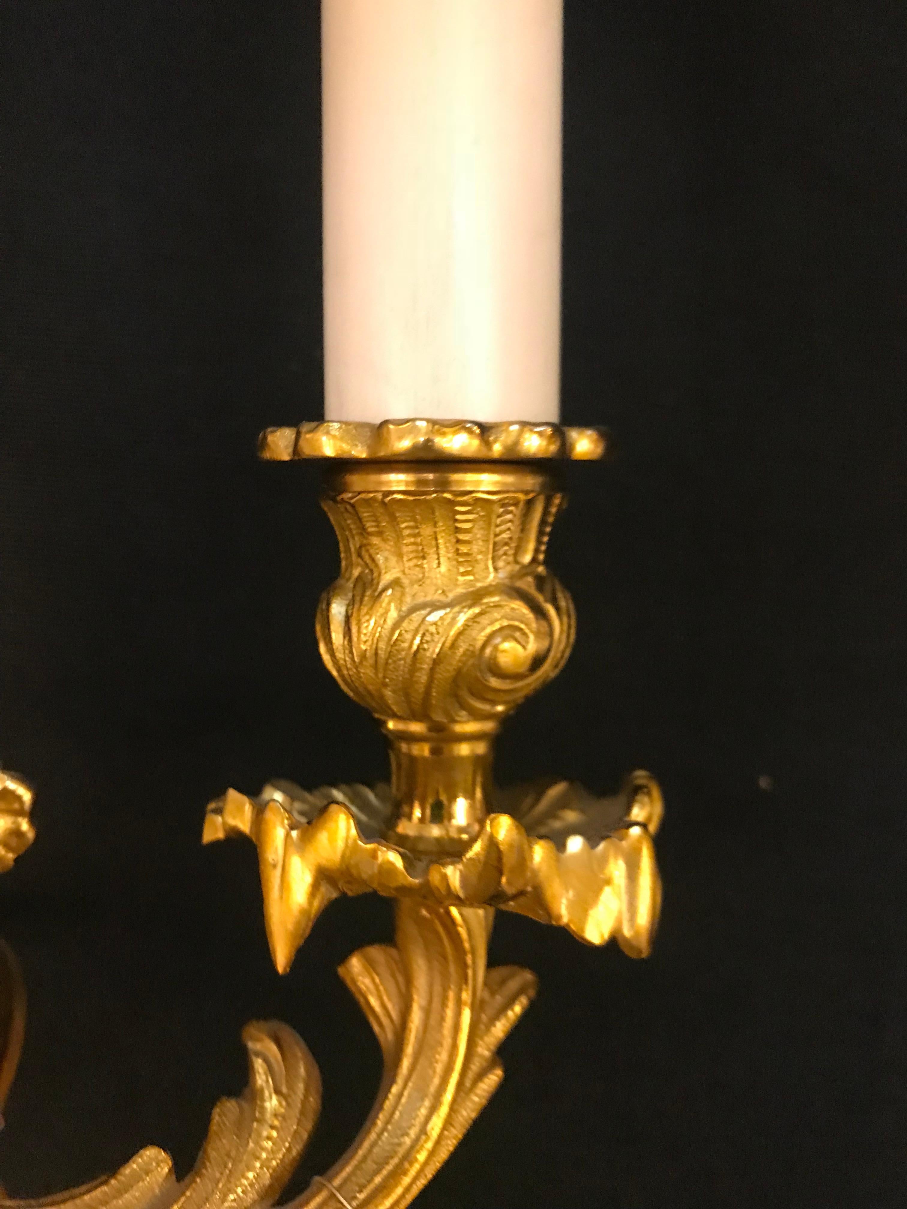 Louis XV Stil Vergoldete Bronze Zwei-Lights Lampe von Gherardo Degli Albizzi (Italienisch) im Angebot