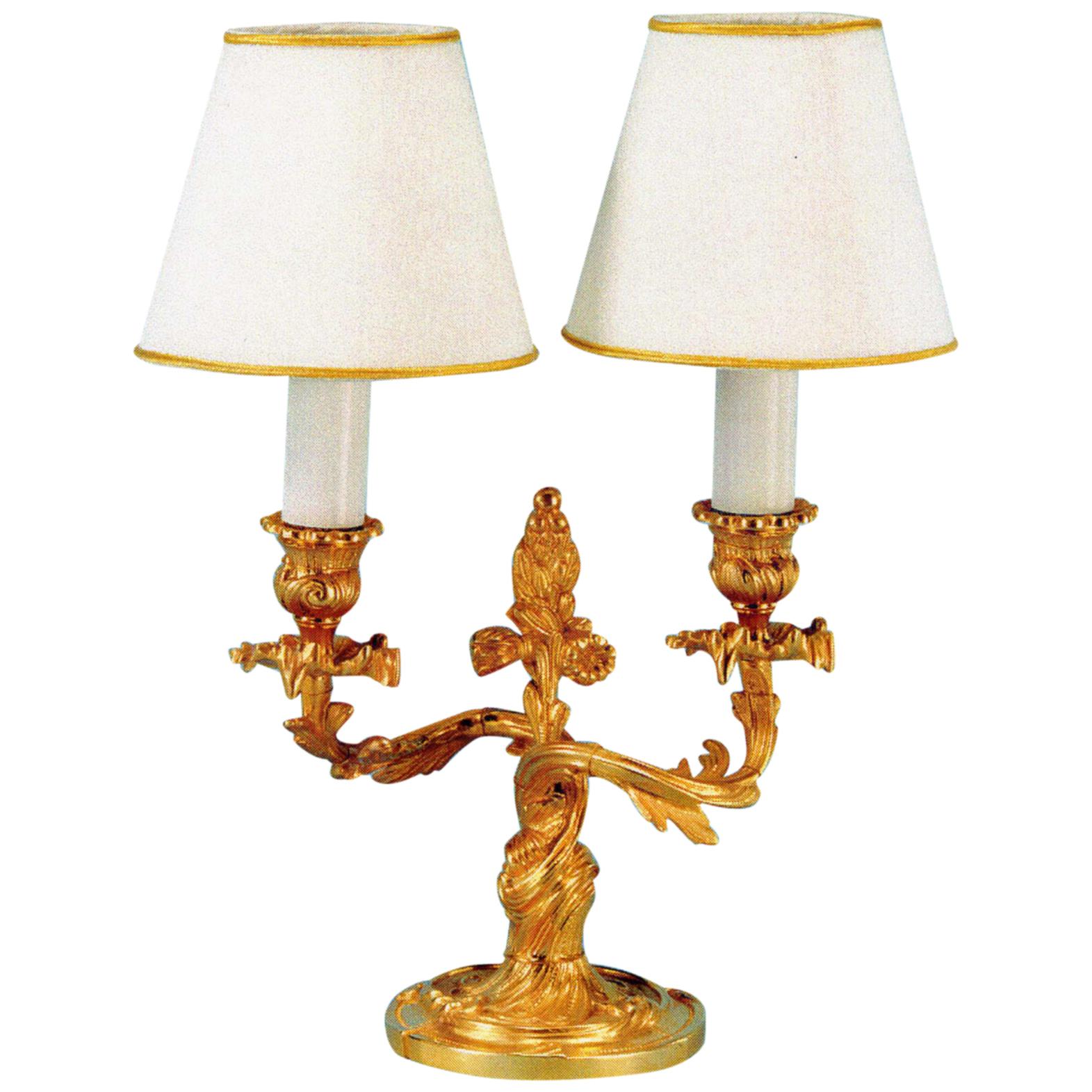 Lampada a due luci in bronzo dorato in stile Luigi XV di Gherardo Degli Albizzi