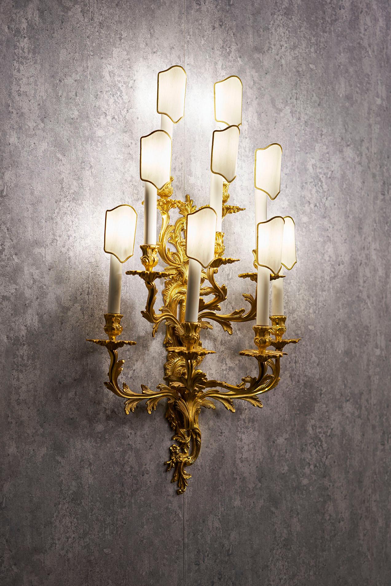 El candelabro de pared de bronce dorado estilo Luis XV de Gherardo Degli Albizzi está fundido a la manera tradicional con todo el suntuoso movimiento del periodo rococó, tiene nueve brazos que salen de la placa y están adornados con hojas de acanto