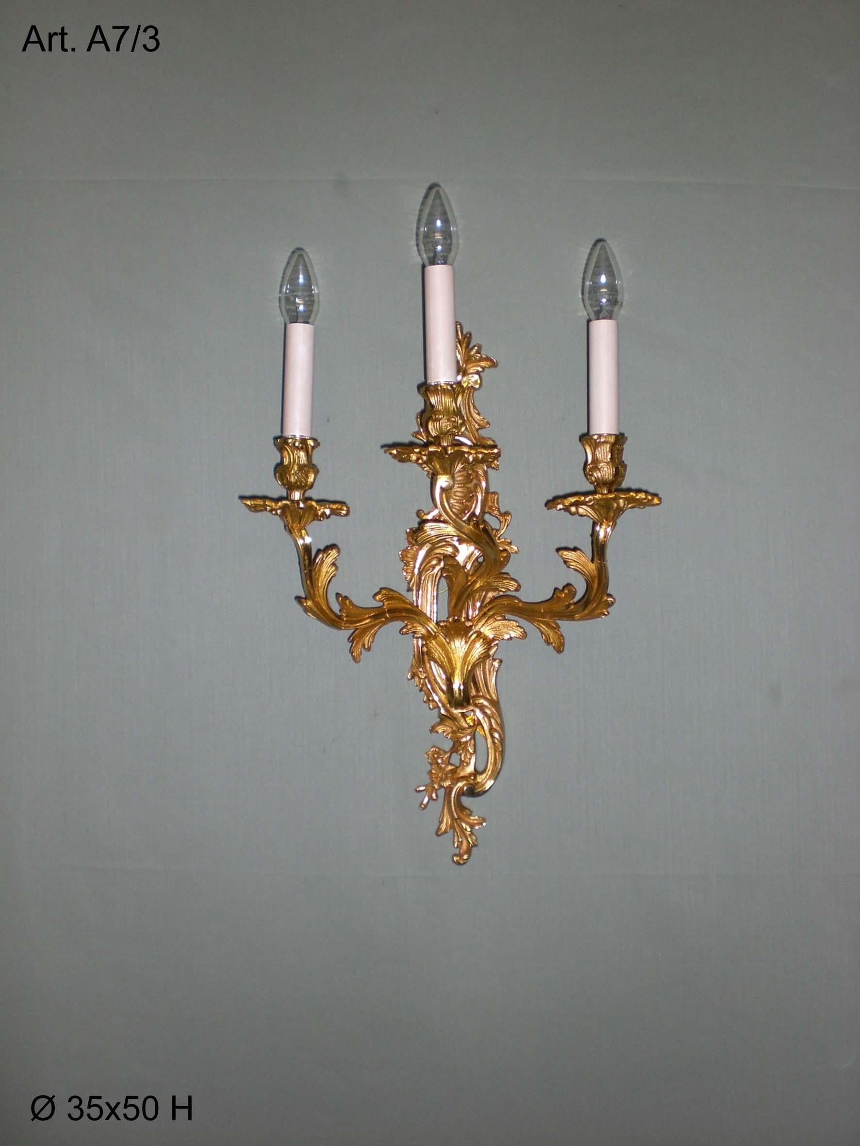 This Louis XV style gilt bronze wall sconce by Gherardo Degli Albizzi is beautifully cast in the traditional manner with all the sumptuous movement of the Rococo period, having three arms issuing from the plate and adorned with acanthus leaves and