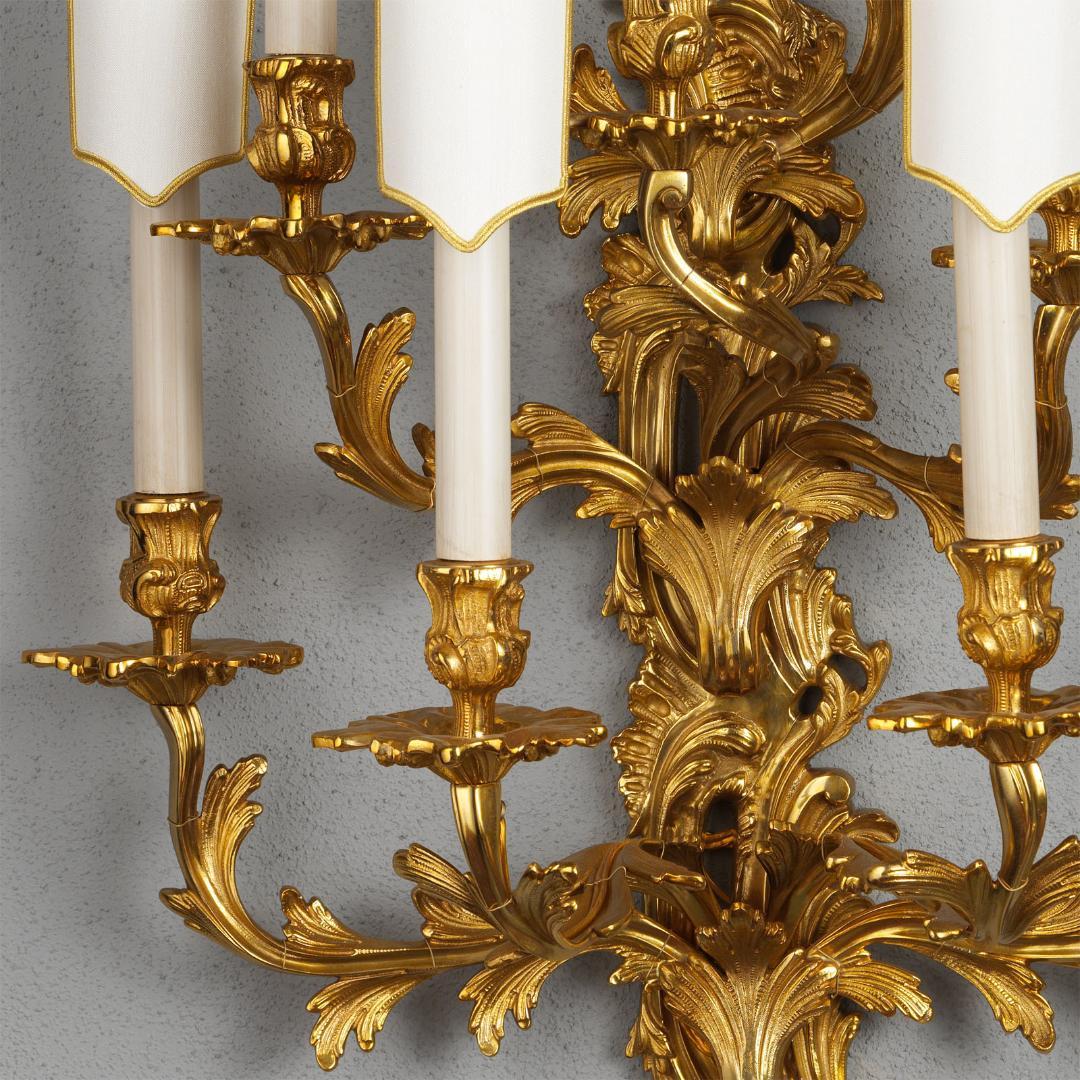 This Louis XV style gilt bronze wall sconce by Gherardo Degli Albizzi is beautifully cast in the traditional manner with all the sumptuous movement of the Rococo period, having seven arms issuing from the plate and adorned with acanthus leaves and