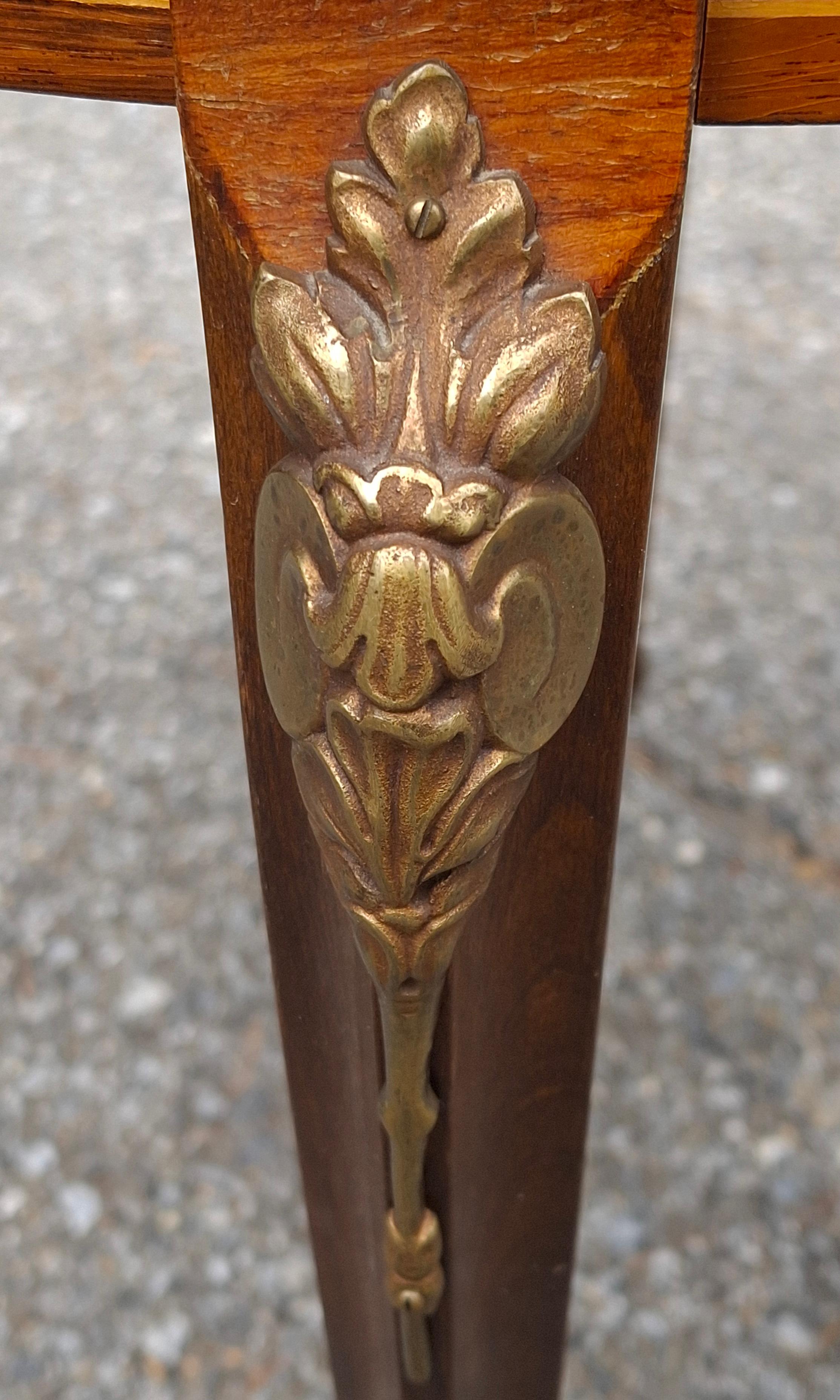 Mesa Gueridón de Tulipwood y Kingwood con Marquetería Floral Dorada Estilo Luis XV en venta 4