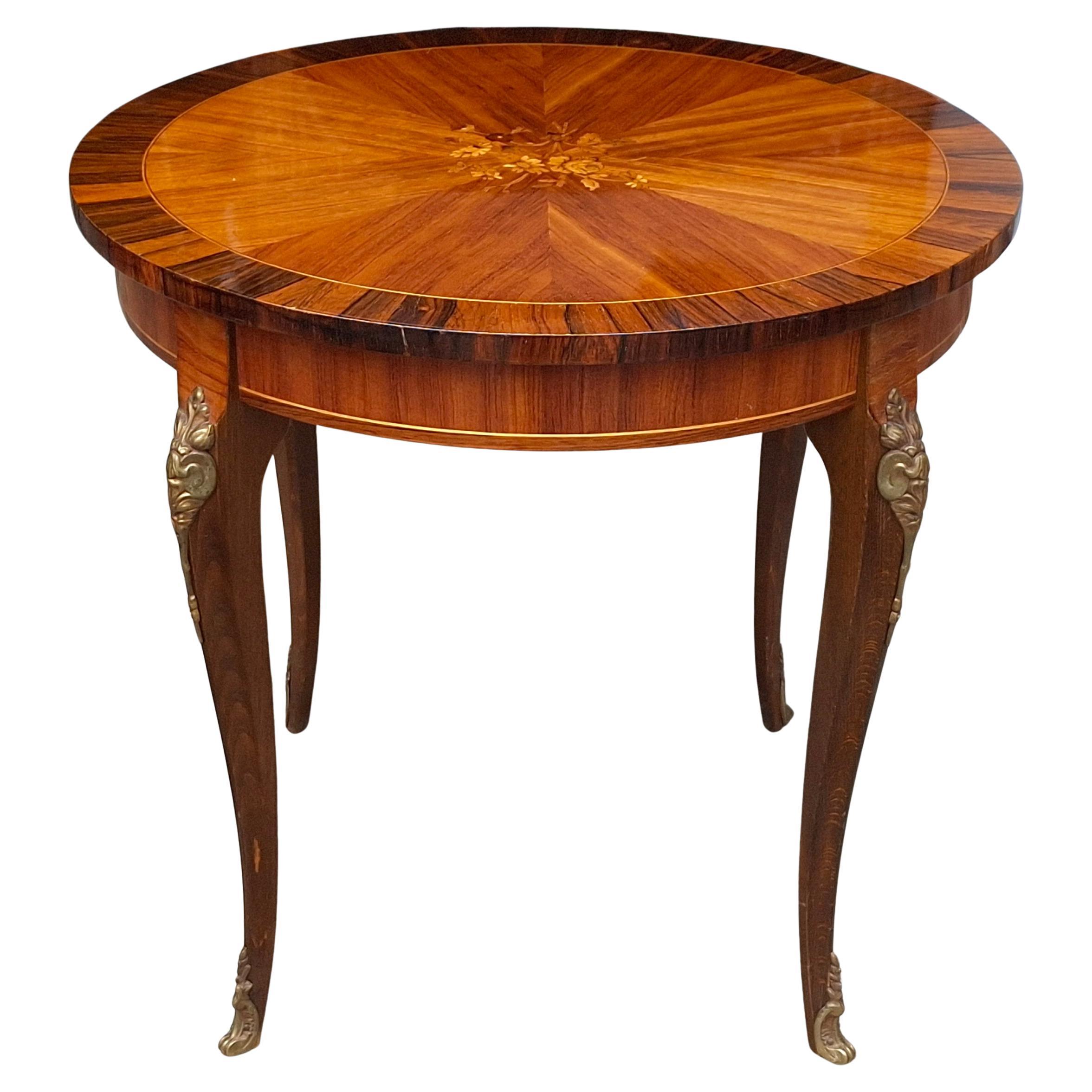 Mesa Gueridón de Tulipwood y Kingswood con Marquetería Floral Dorada Estilo Luis XV
Mide 20,25