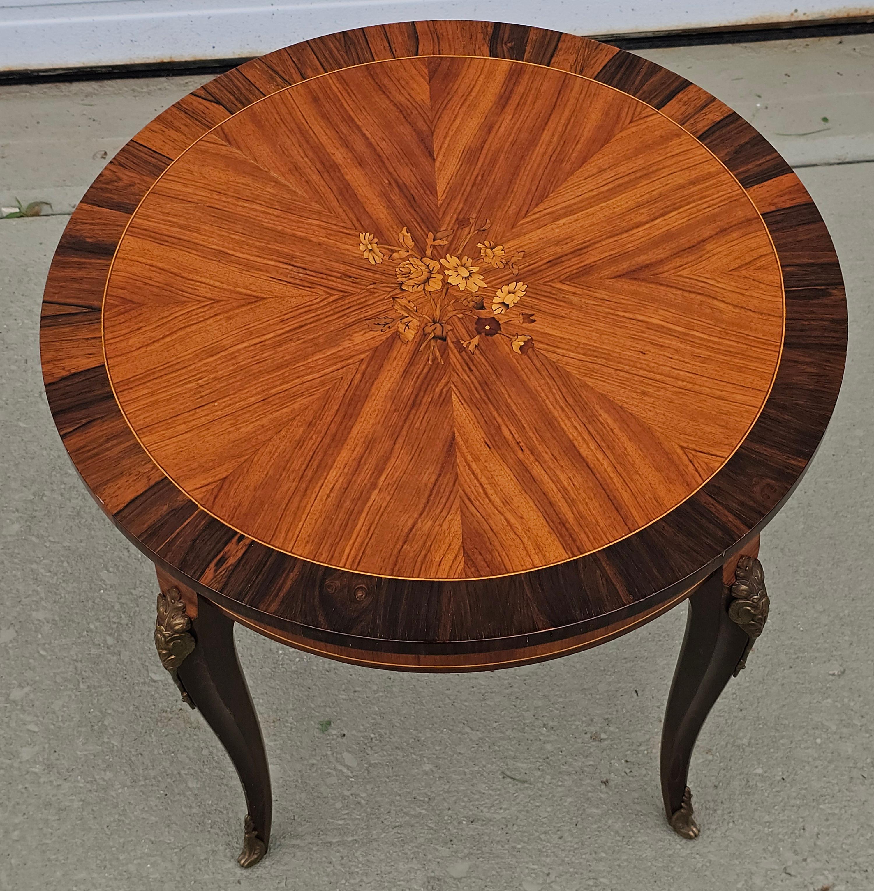 Mesa Gueridón de Tulipwood y Kingwood con Marquetería Floral Dorada Estilo Luis XV Estadounidense en venta