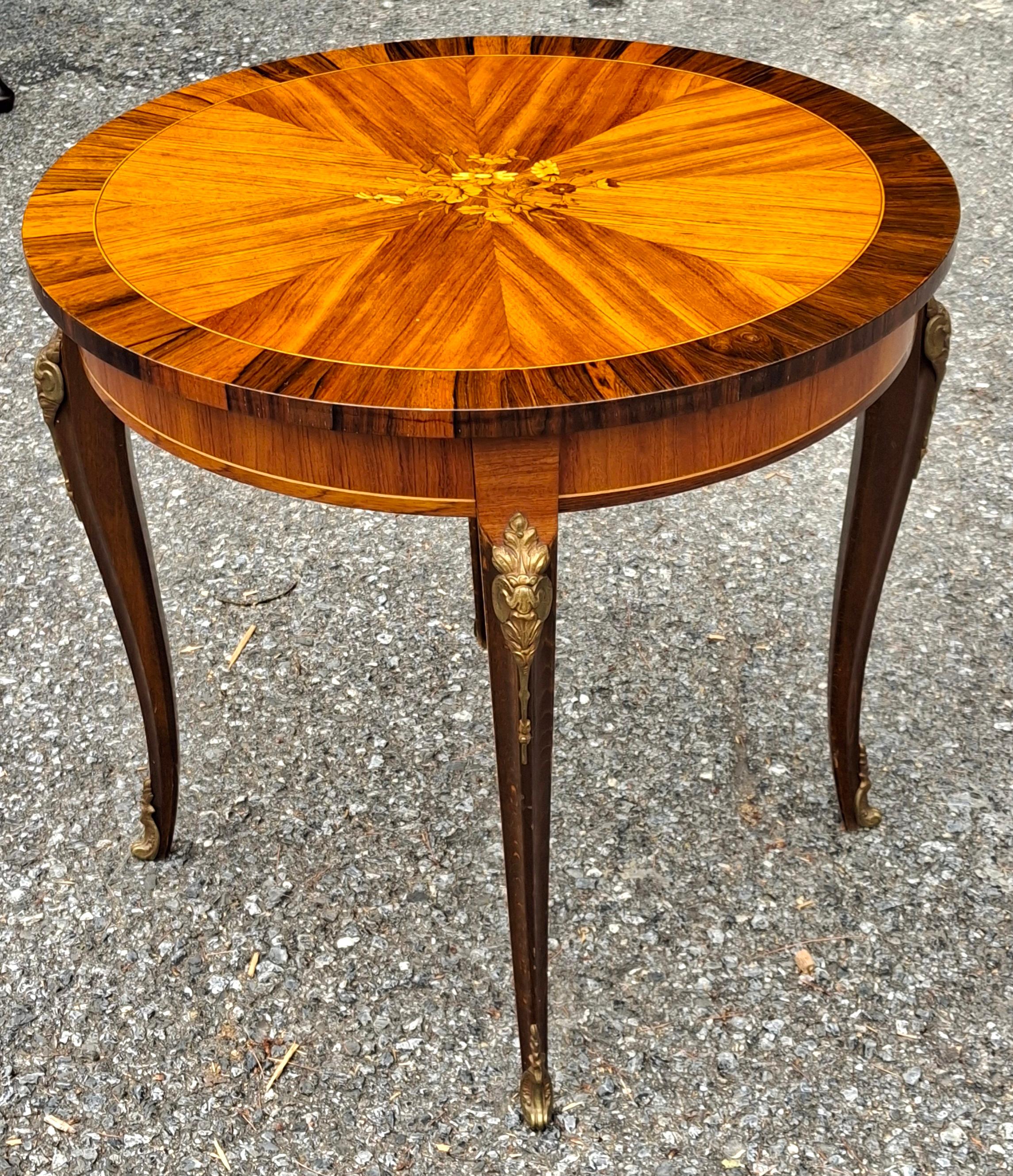 Mesa Gueridón de Tulipwood y Kingwood con Marquetería Floral Dorada Estilo Luis XV siglo XX en venta
