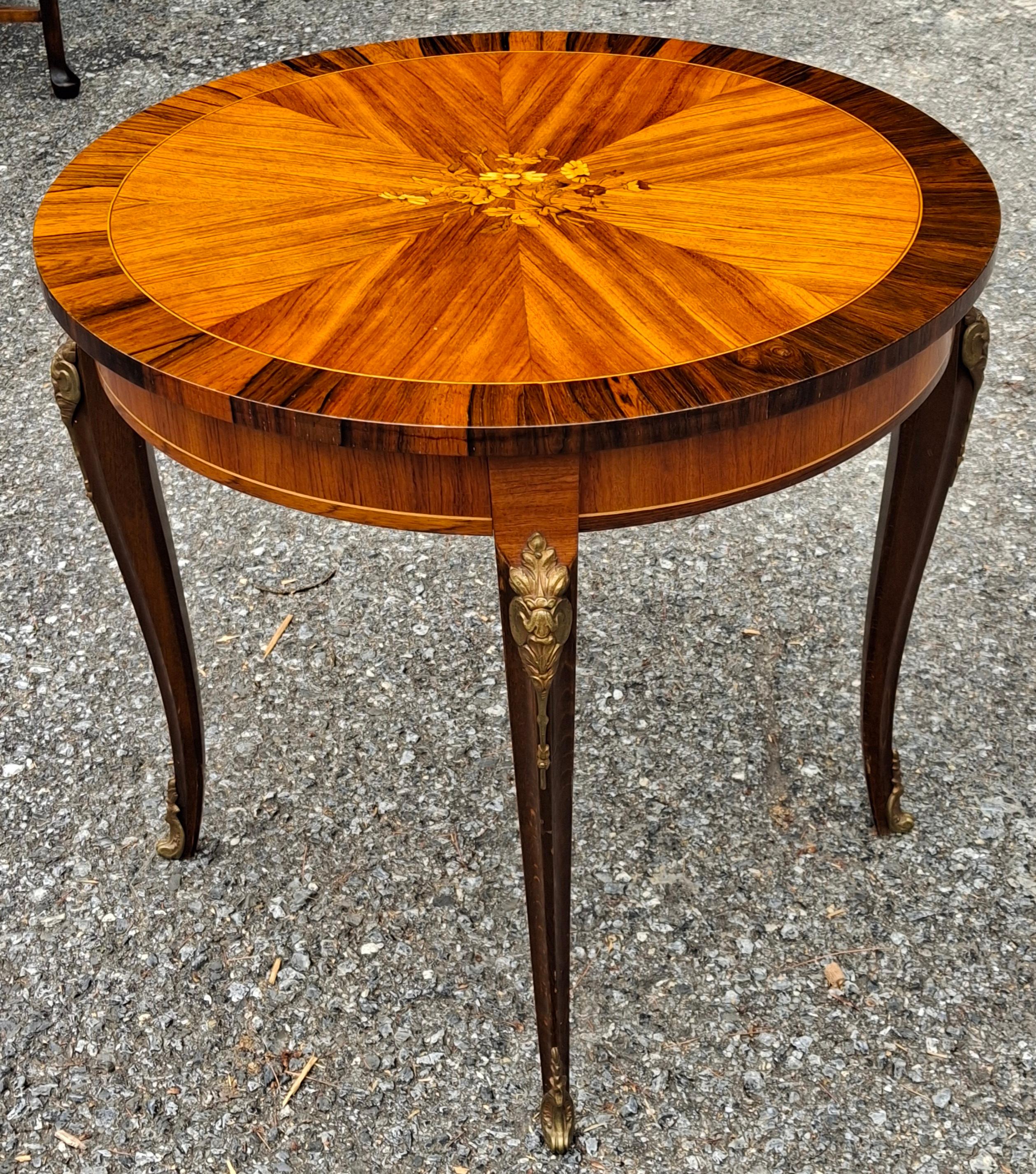Mesa Gueridón de Tulipwood y Kingwood con Marquetería Floral Dorada Estilo Luis XV Latón en venta