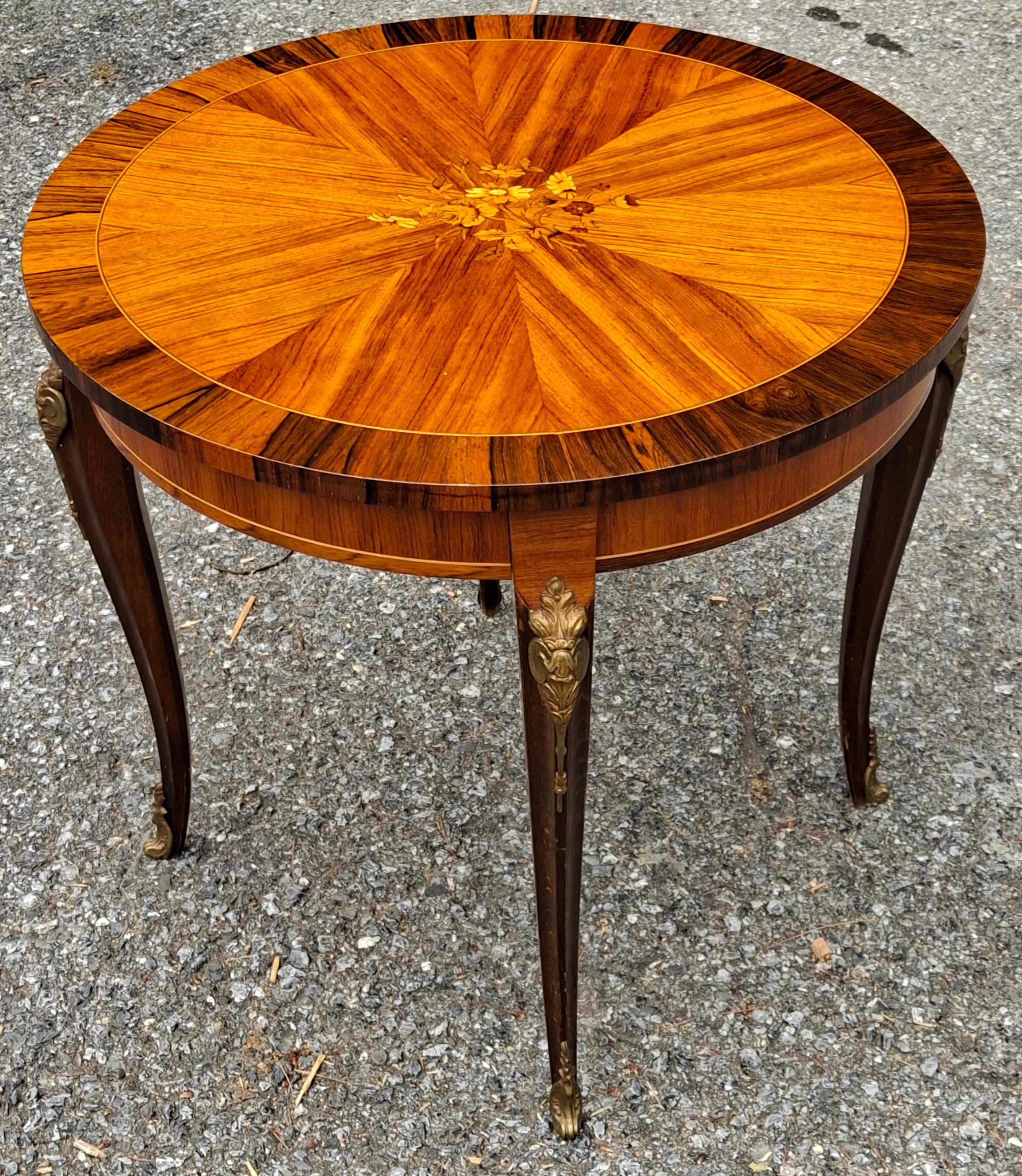 Mesa Gueridón de Tulipwood y Kingwood con Marquetería Floral Dorada Estilo Luis XV en venta 1