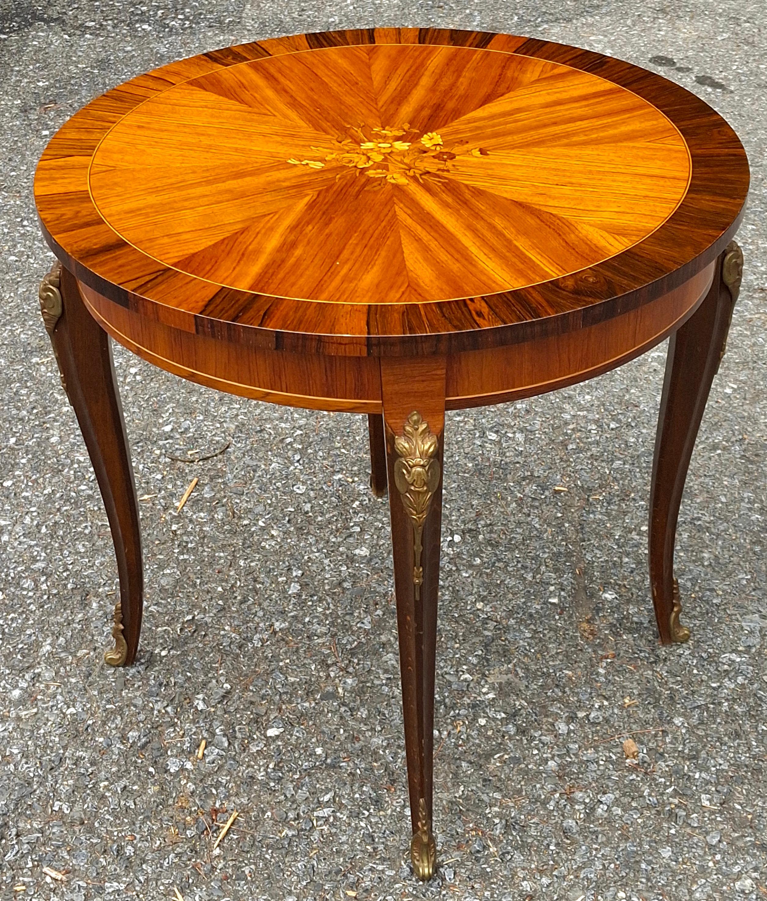 Mesa Gueridón de Tulipwood y Kingwood con Marquetería Floral Dorada Estilo Luis XV en venta 2