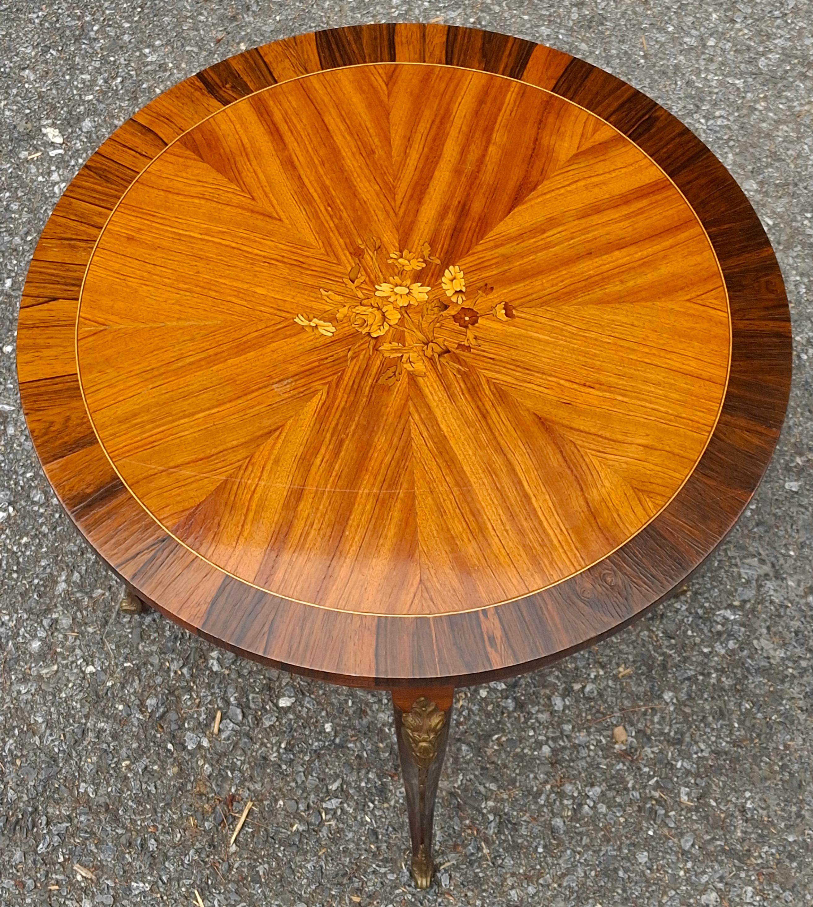 Mesa Gueridón de Tulipwood y Kingwood con Marquetería Floral Dorada Estilo Luis XV en venta 3