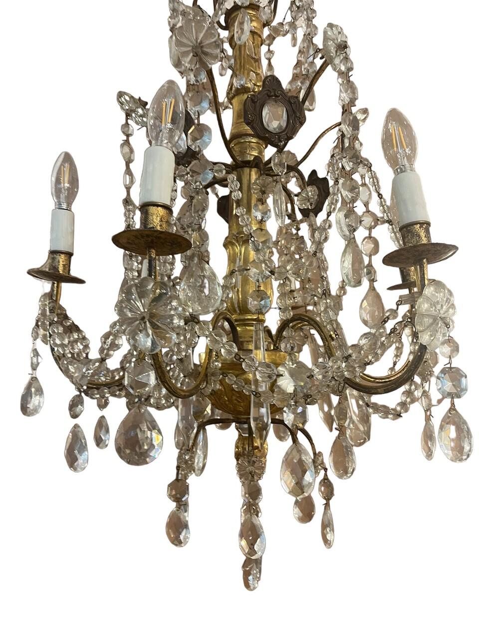 Lampadario in cristallo francese dorato in stile Luigi XV, 6 luci, nessun cristallo mancante, un po' di appannamento come mostrato