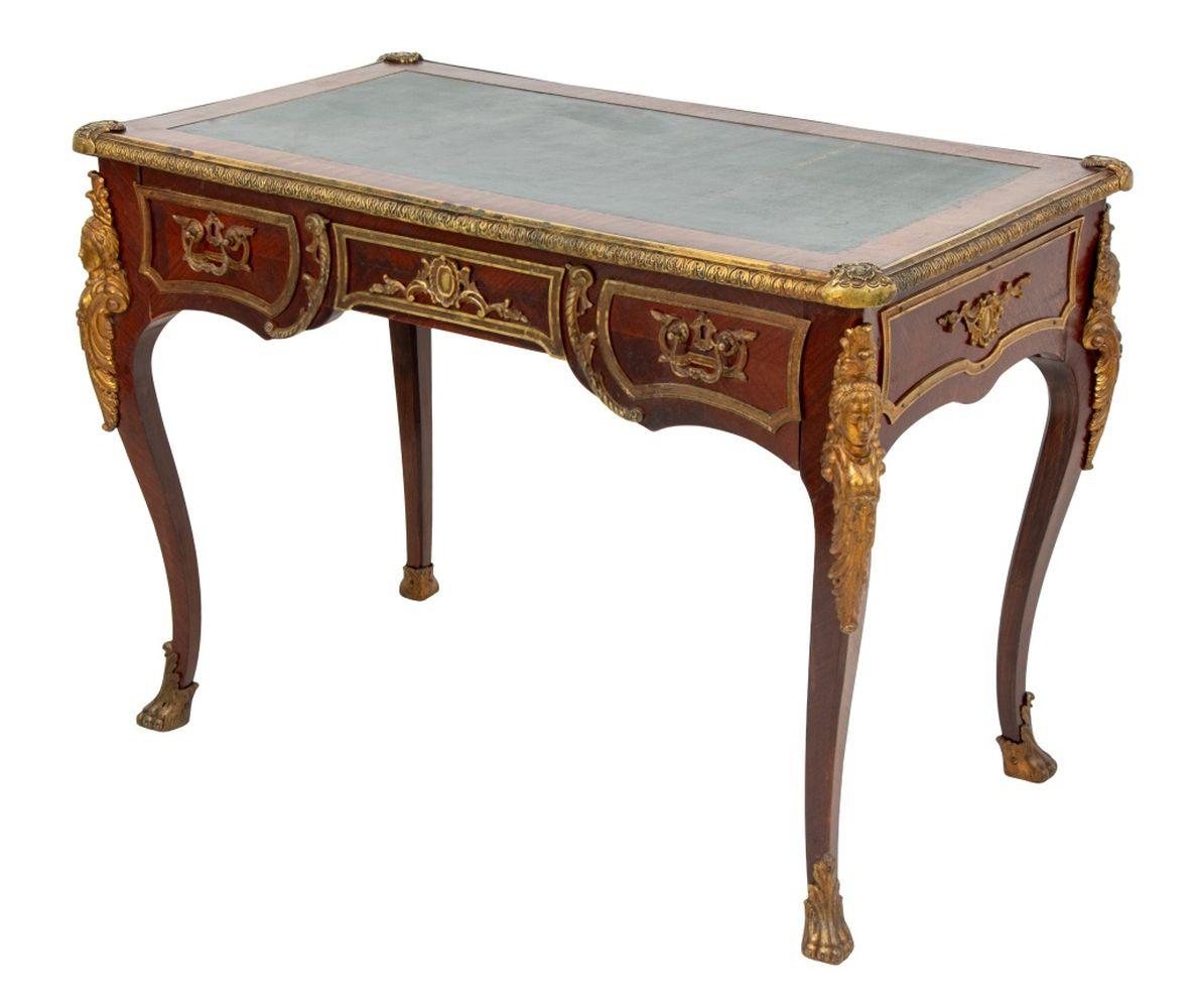 Bureau Plat de Madera de Rey y Metal Dorado Estilo Luis XV Francés en venta