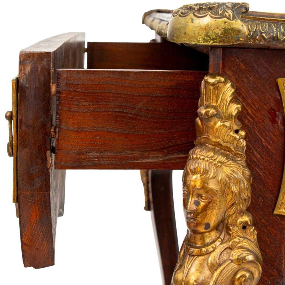 Bureau Plat de Madera de Rey y Metal Dorado Estilo Luis XV en Bueno estado para la venta en Astoria, NY