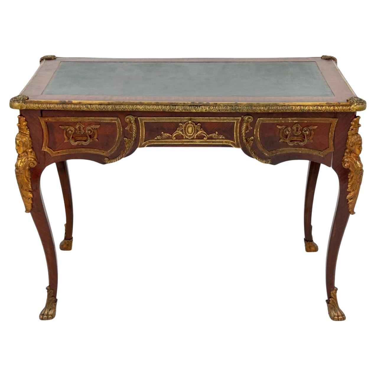 Bureau Plat de Madera de Rey y Metal Dorado Estilo Luis XV en venta