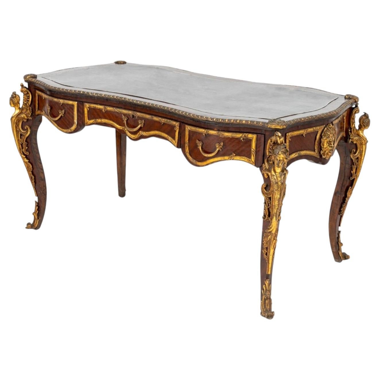 Escritorio «bureau plat» de caoba con herrajes de metal dorado al estilo de Luis XV, inspirado en Charles Cressent