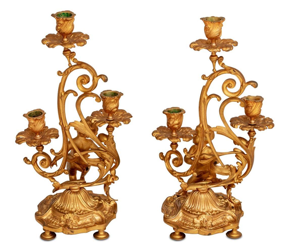Candelabro Figurado de Metal Dorado Estilo Luis XV, Pareja Francés en venta