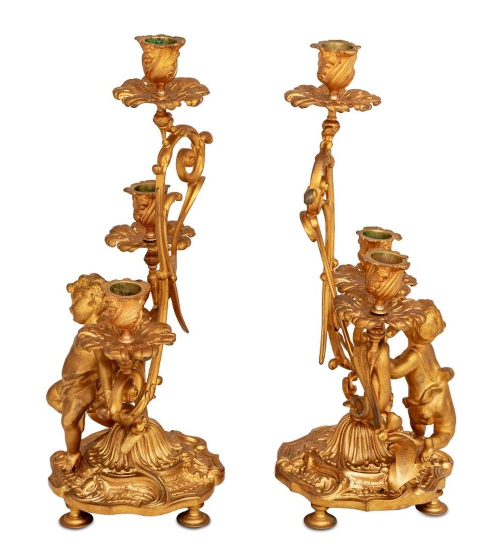Candelabro Figurado de Metal Dorado Estilo Luis XV, Pareja en Bueno estado para la venta en Astoria, NY