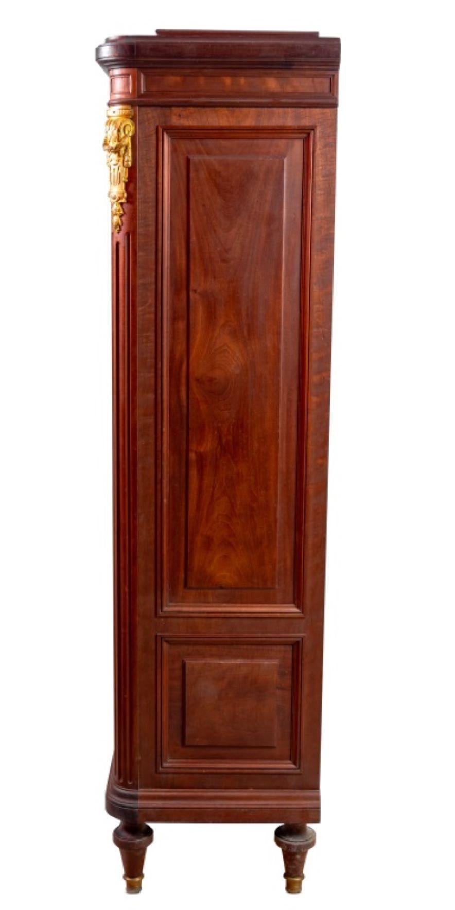 Vitrine en acajou montée sur métal doré de style Louis XV Bon état - En vente à Astoria, NY