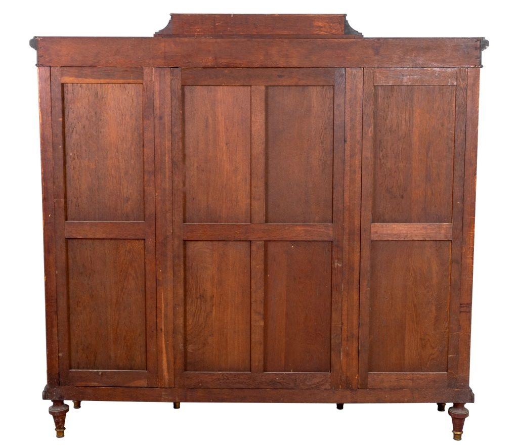 20ième siècle Vitrine en acajou montée sur métal doré de style Louis XV en vente