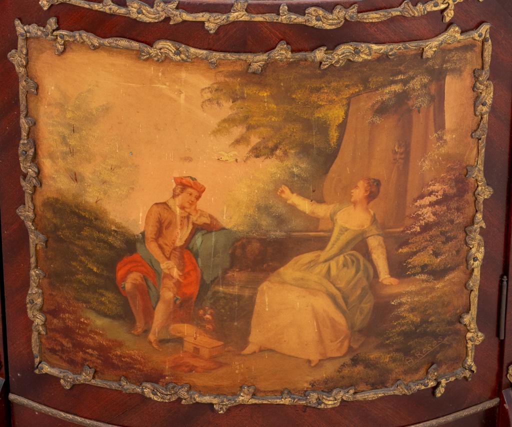 Vitrina ad arco in stile Louis XV in mogano Vernis Martin con montatura in metallo dorato, 20° secolo. La porta vetrata racchiude due ripiani in vetro regolabili e un ripiano in legno foderato di seta, decorato con pannelli raffiguranti una coppia