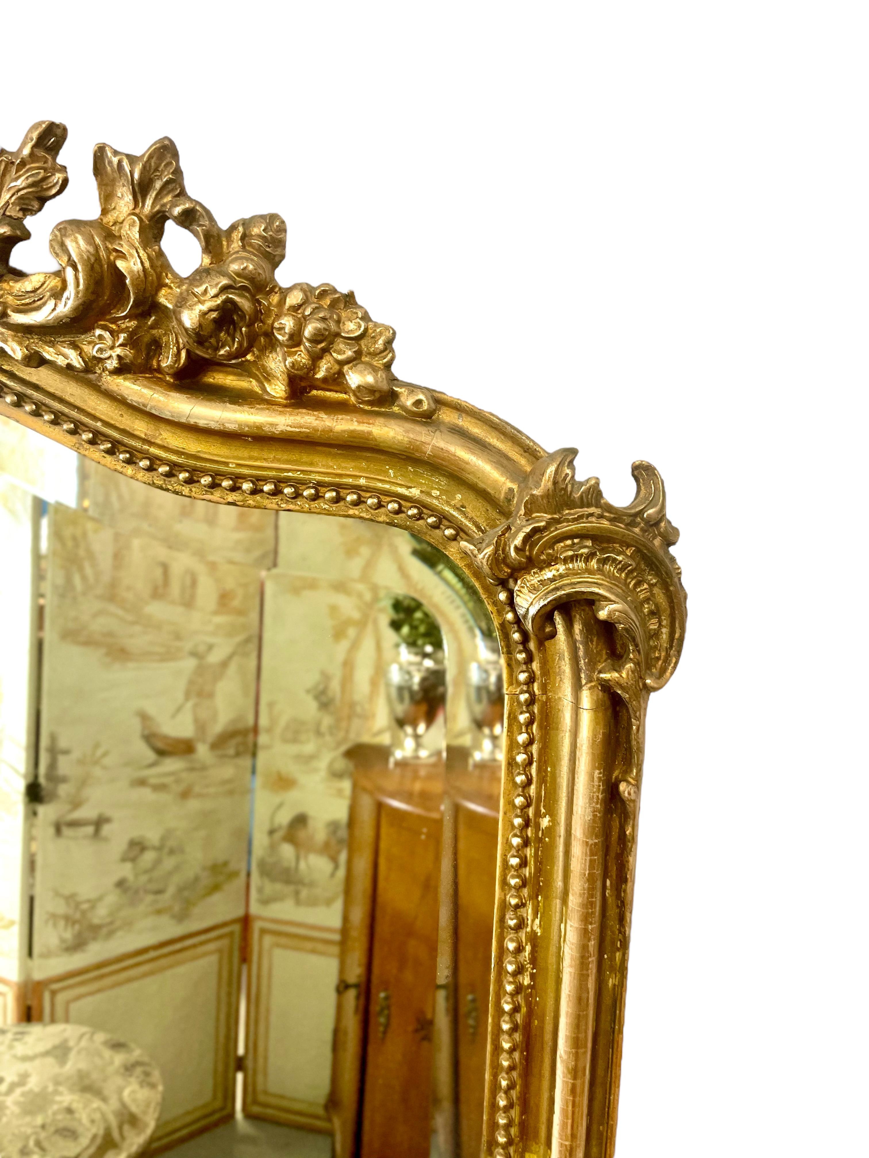 Français Miroir biseauté en bois doré de style Louis XV du XIXe siècle  en vente