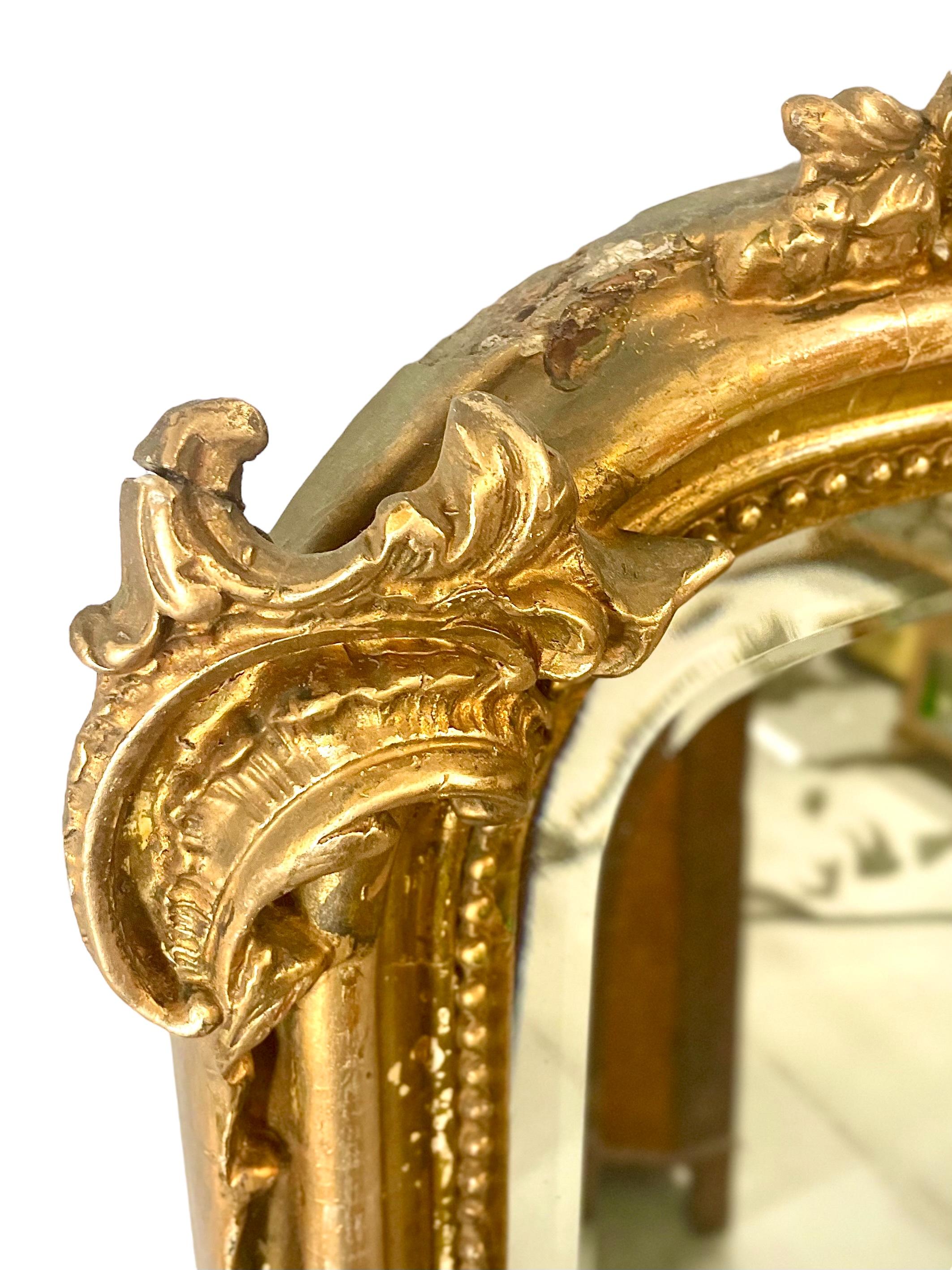Vergoldeter Übermantel-Spiegel im Louis-XV-Stil mit abgeschrägter Glasplatte im Zustand „Gut“ im Angebot in LA CIOTAT, FR