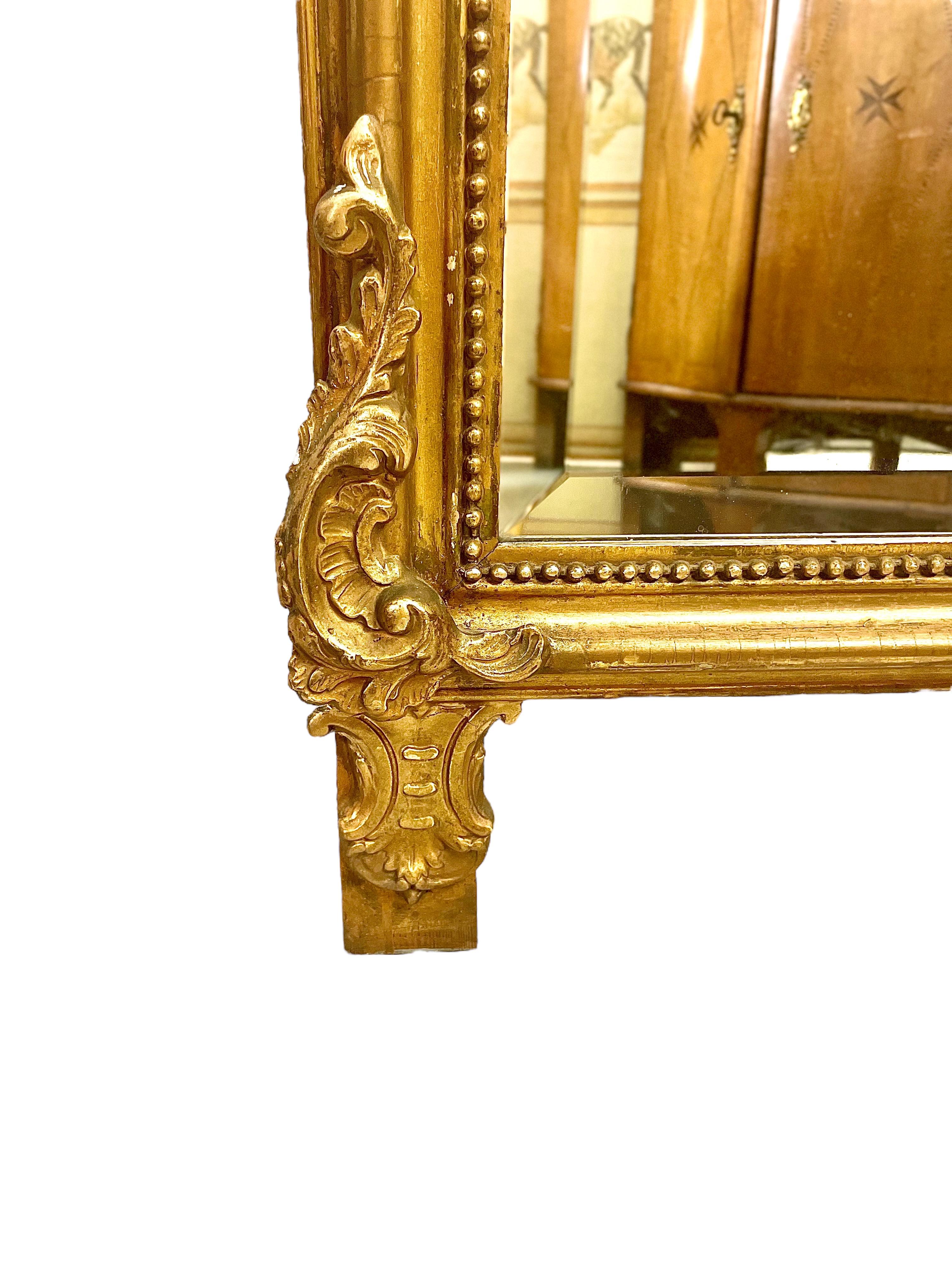 Vergoldeter Übermantel-Spiegel im Louis-XV-Stil mit abgeschrägter Glasplatte (Stuck) im Angebot